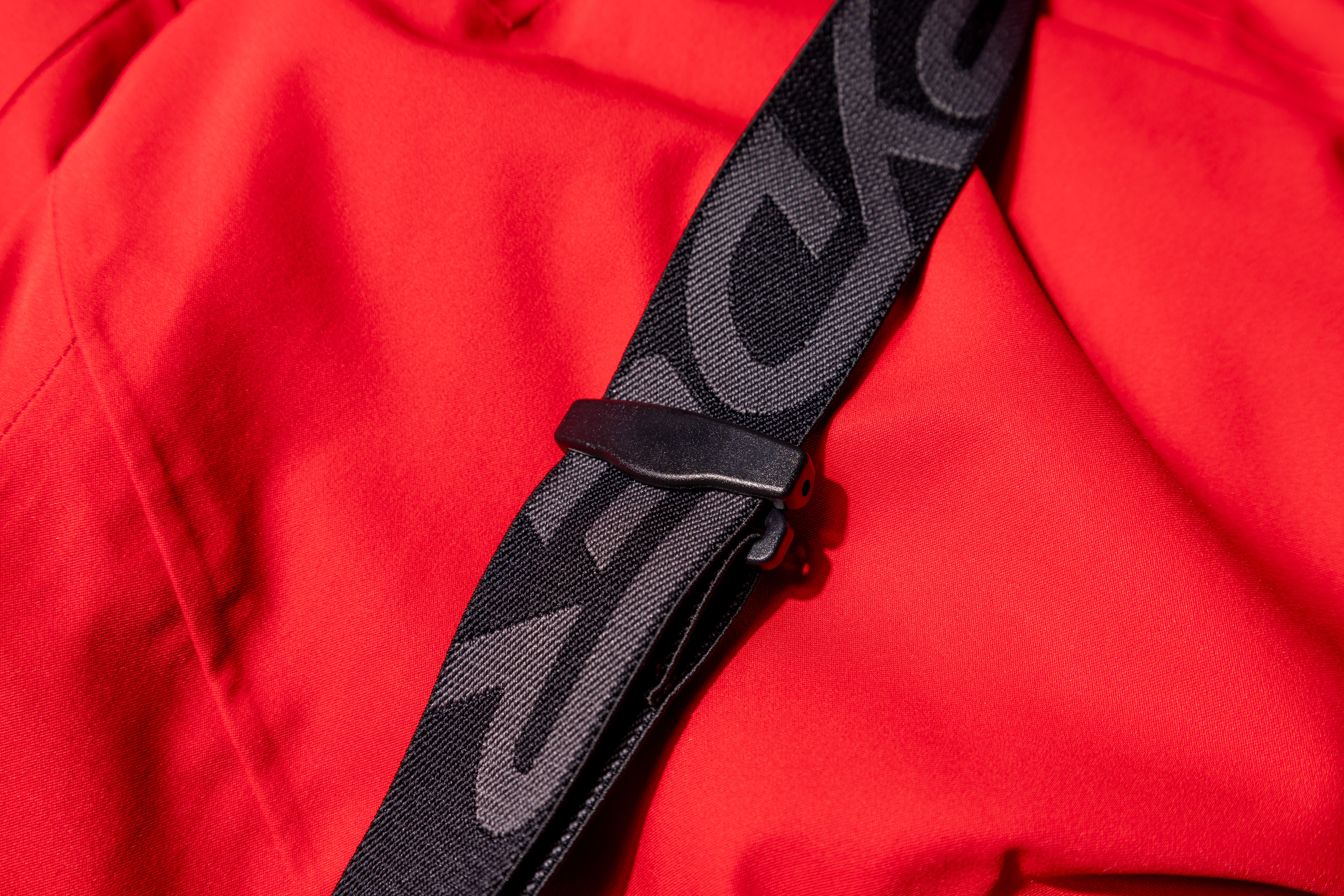 foto bretelle su pantaloni rossi