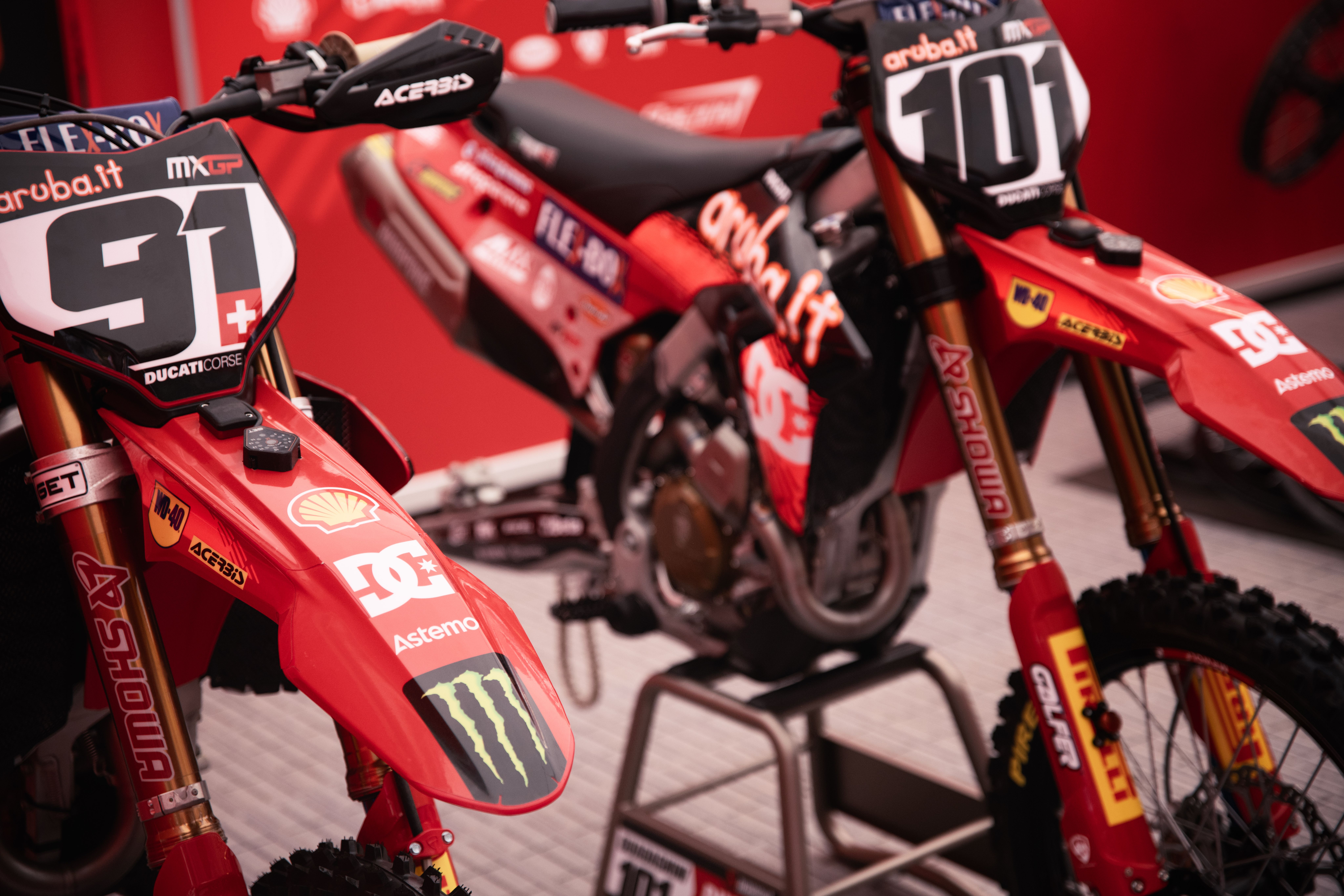 moto ducati con logo dc