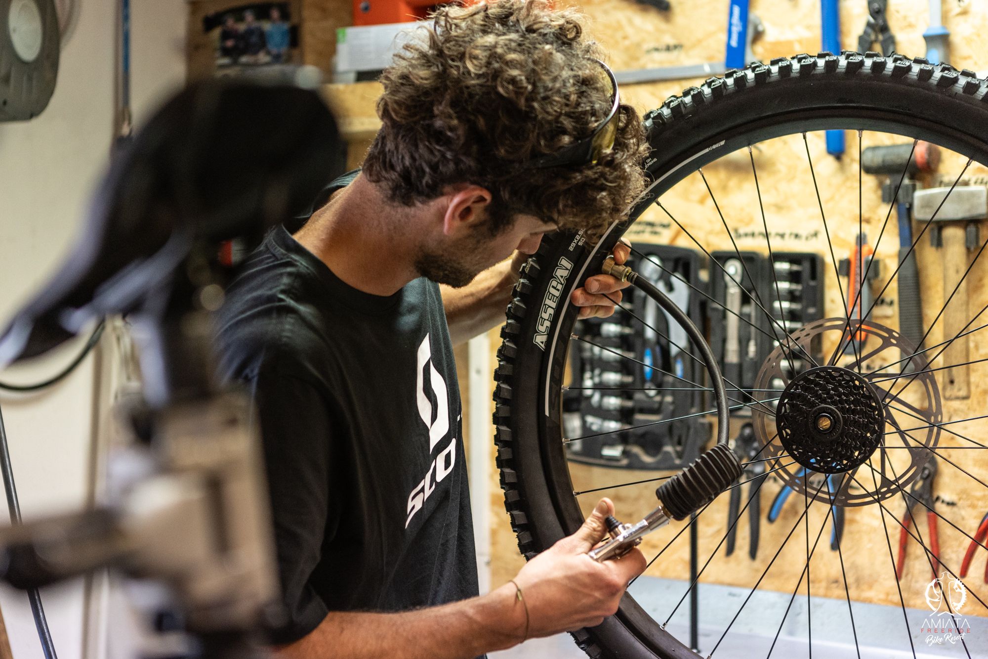 ragazzo gonfia ruota bici mtb