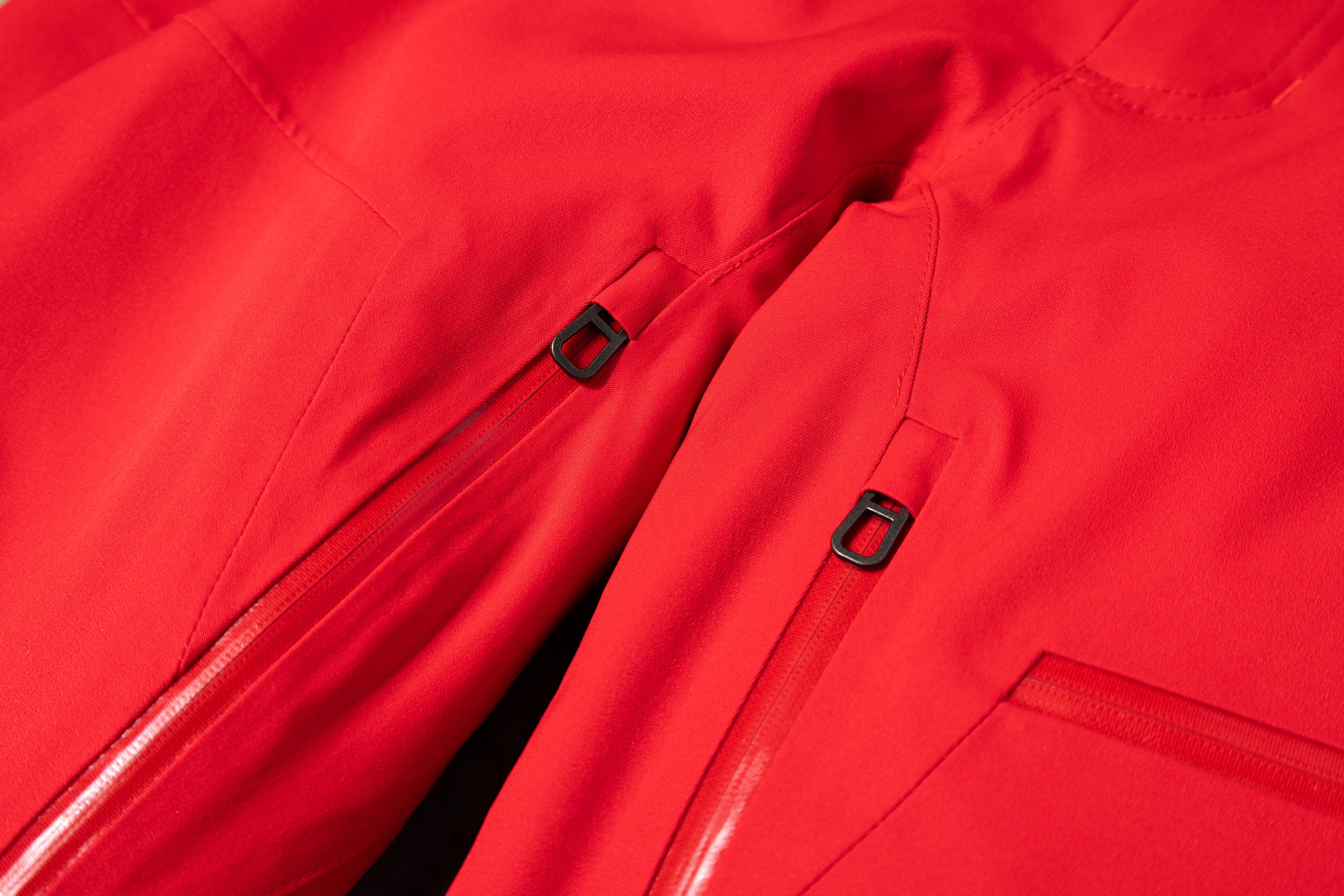 pantaloni rossi particolare