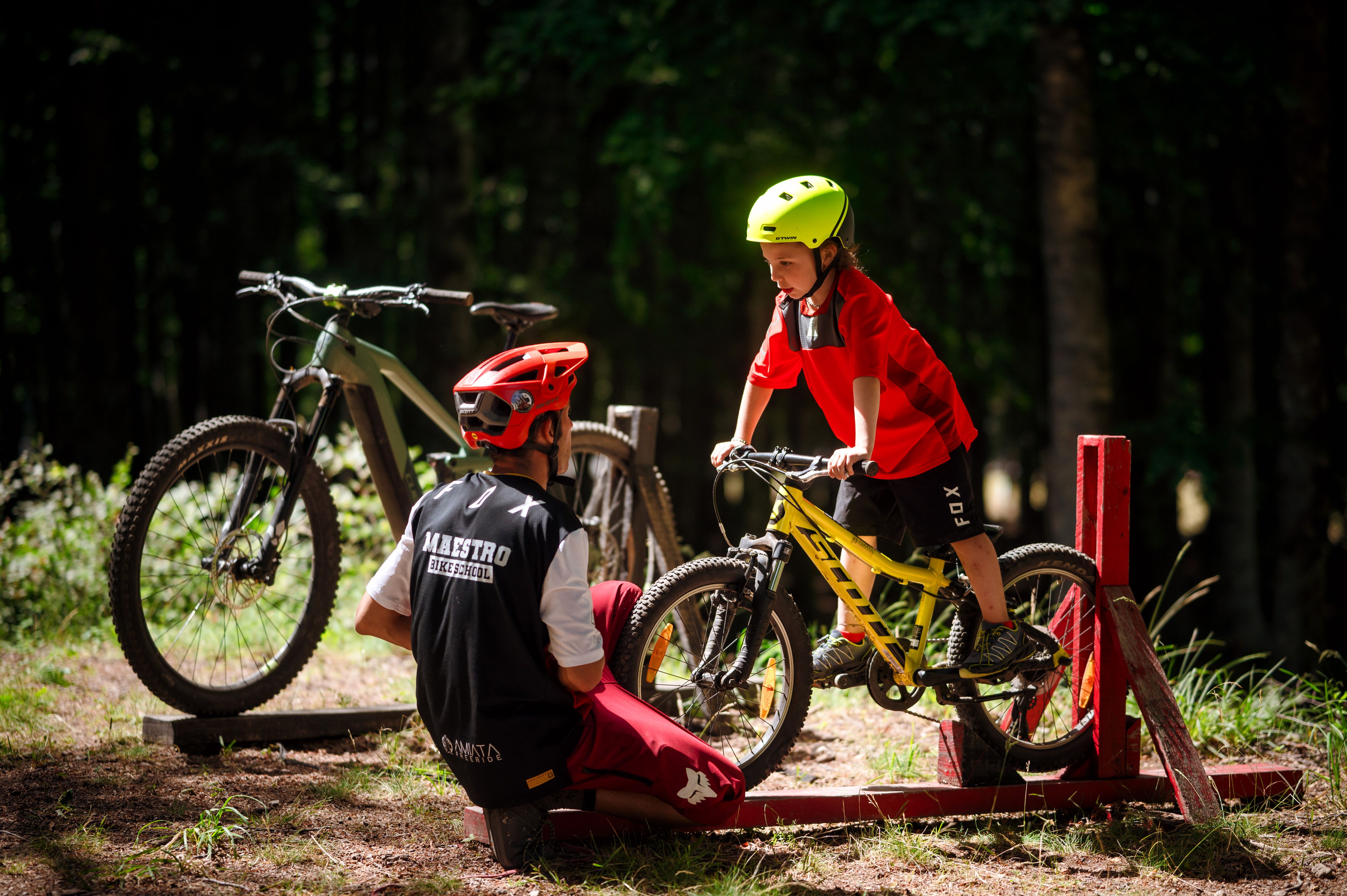 maestro mountain bike e bambino con attrezzi