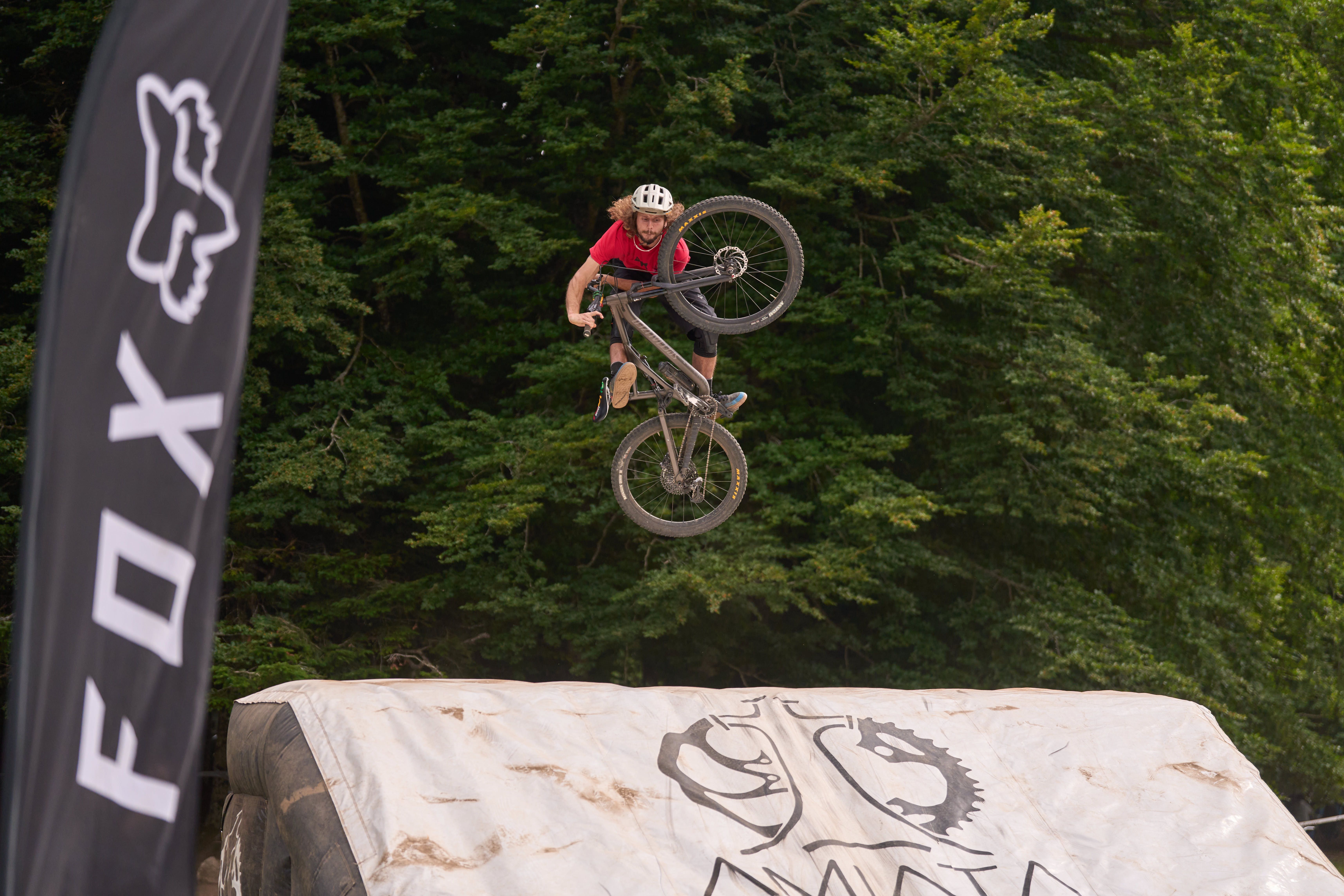 istruttore salta con bicicletta