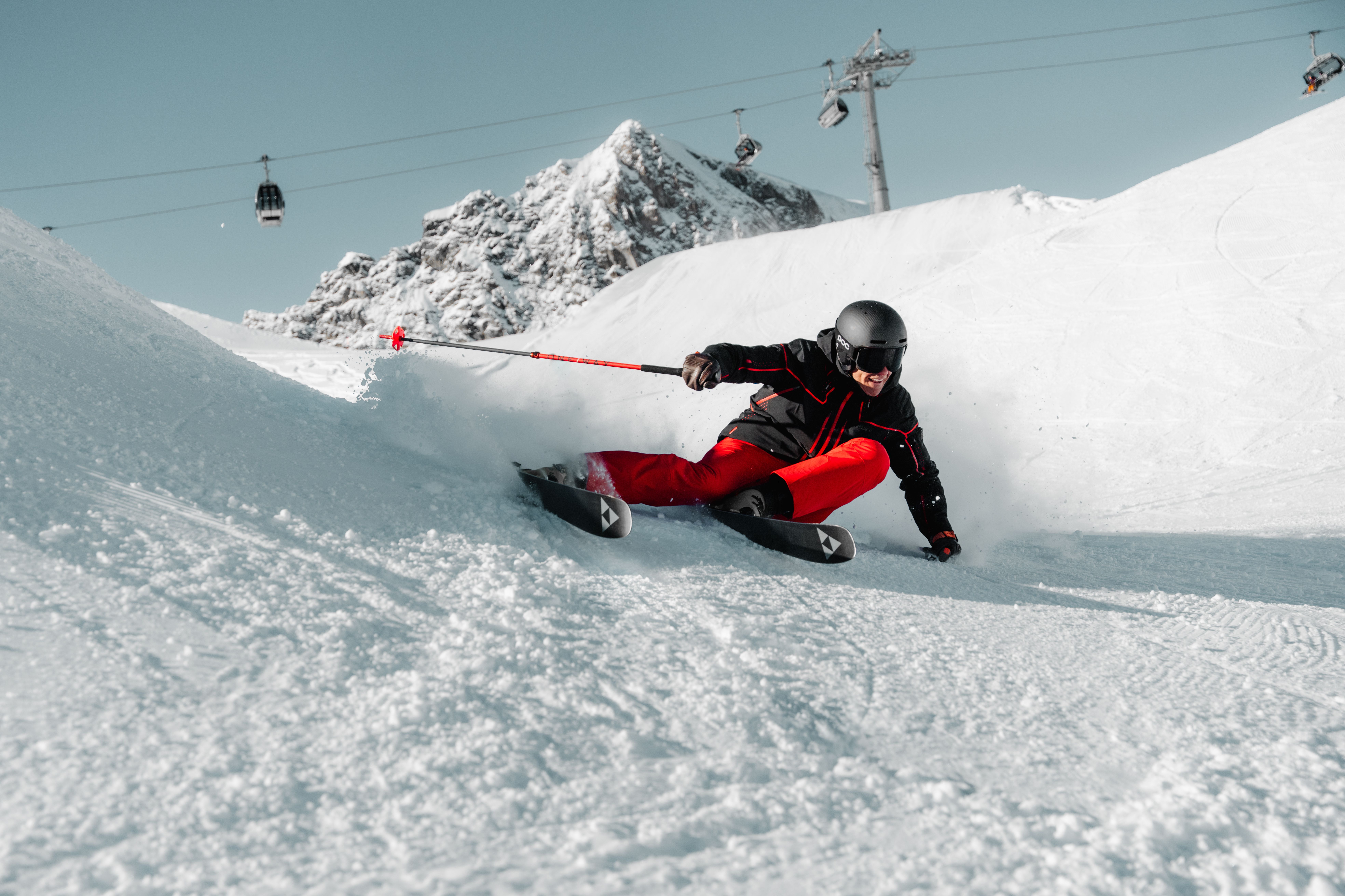 sciatore con pantaloni rossi