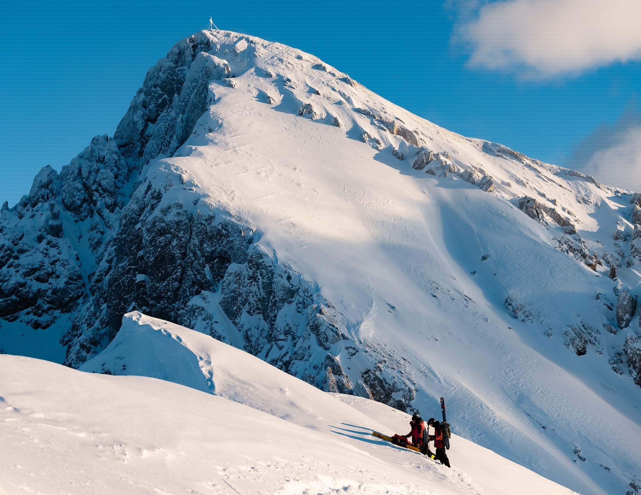 Montagna con sciatori
