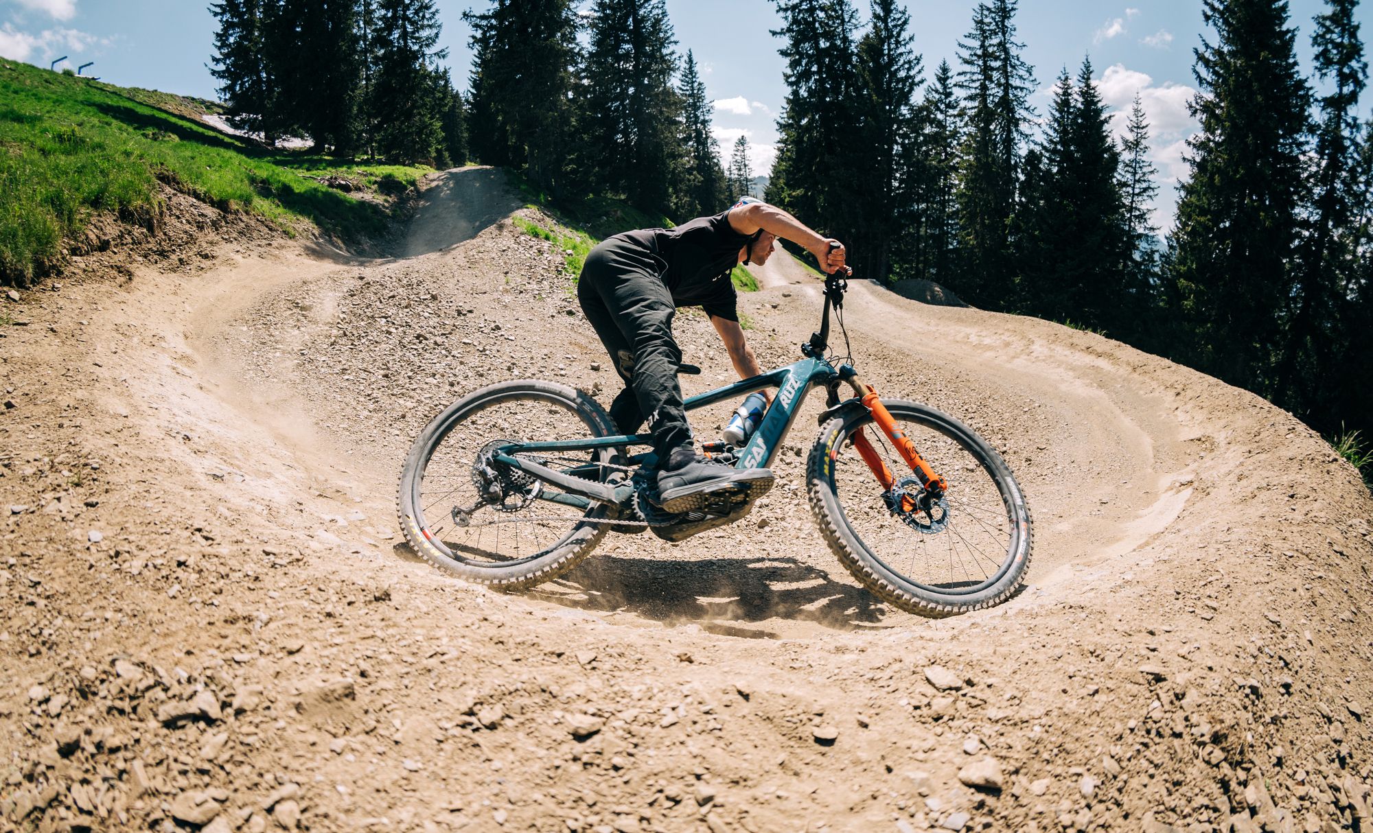 MTB rider con scarpa FOX