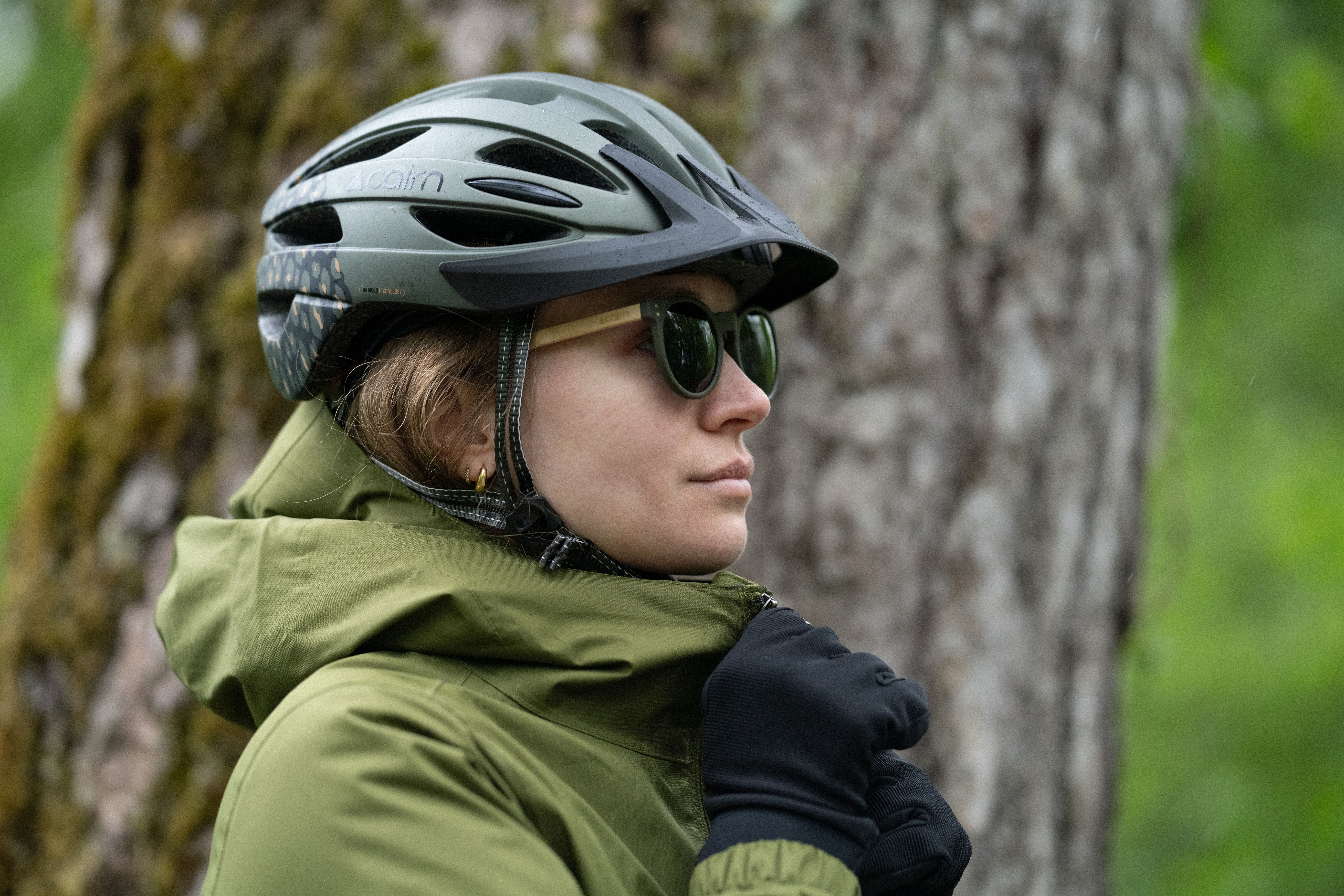 ragazza casco e occhiali cairn
