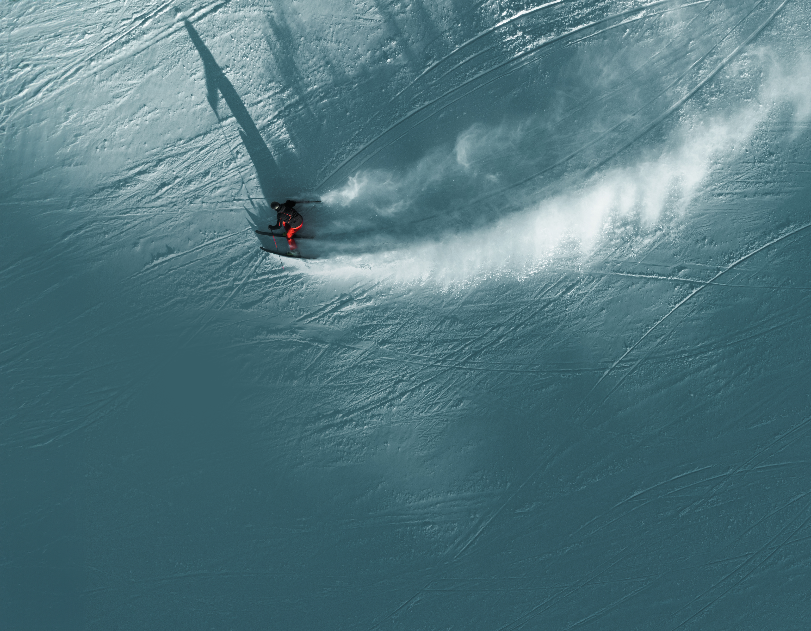 Sciatore su versante innevato