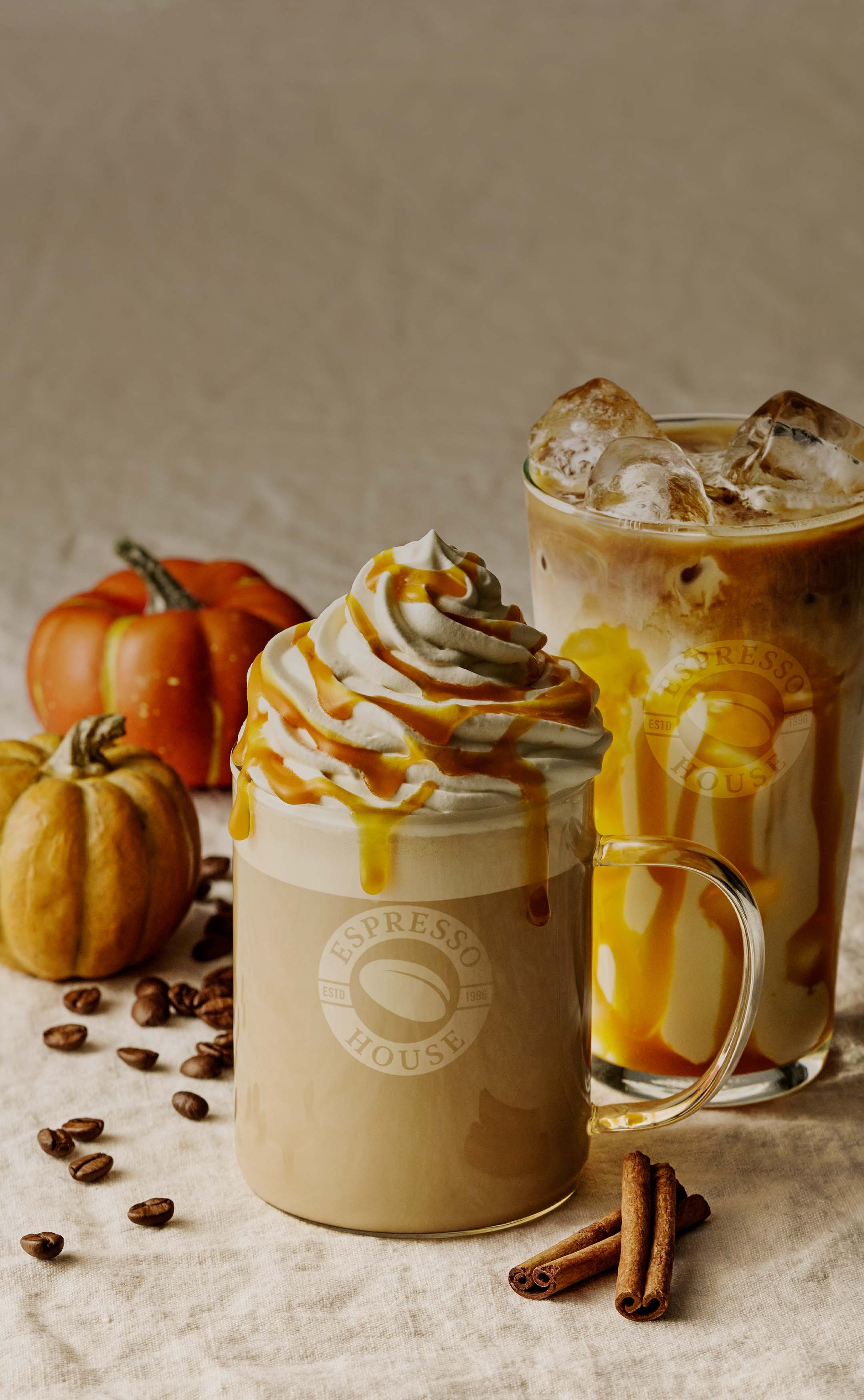 Kesä Espresso Housessa – tutustu kuumiin ja kylmiin juomiin, uusista suosikeista, kuten Summer Iced Latte ja Iced Tea Mango Mojito, aina ajattomiin klassikoihin, kuten Cappuccino. Täydellinen mihin tahansa säähän, aina tuoreiden leivonnaisten kanssa tarjoiltuna.