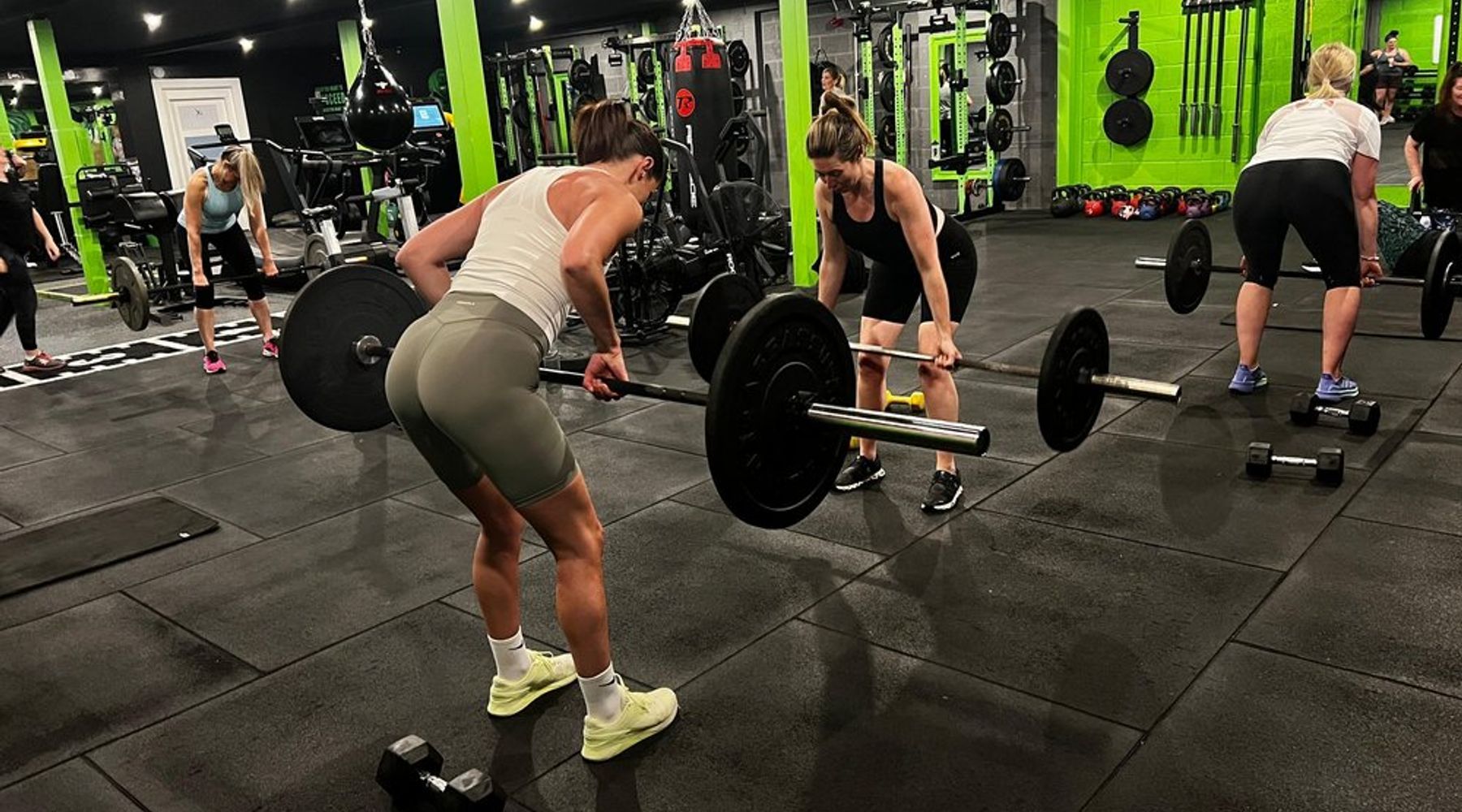 Members deadlifting in a group session at TNT Fitness, personal trainer Kirkby Lonsdale