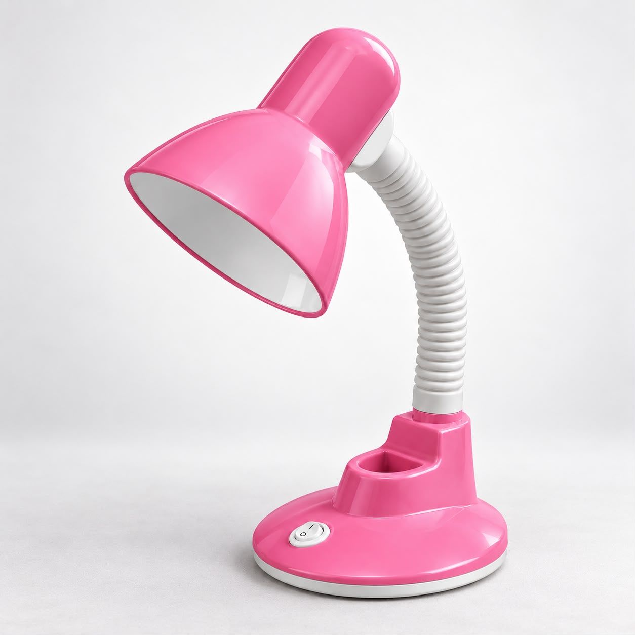 Lámpara de escritorio rosada con cuello flexible blanco y portalápices en la base
