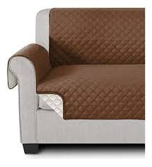 Protector acolchado marrón sobre el asiento y el apoyabrazos de un sillón