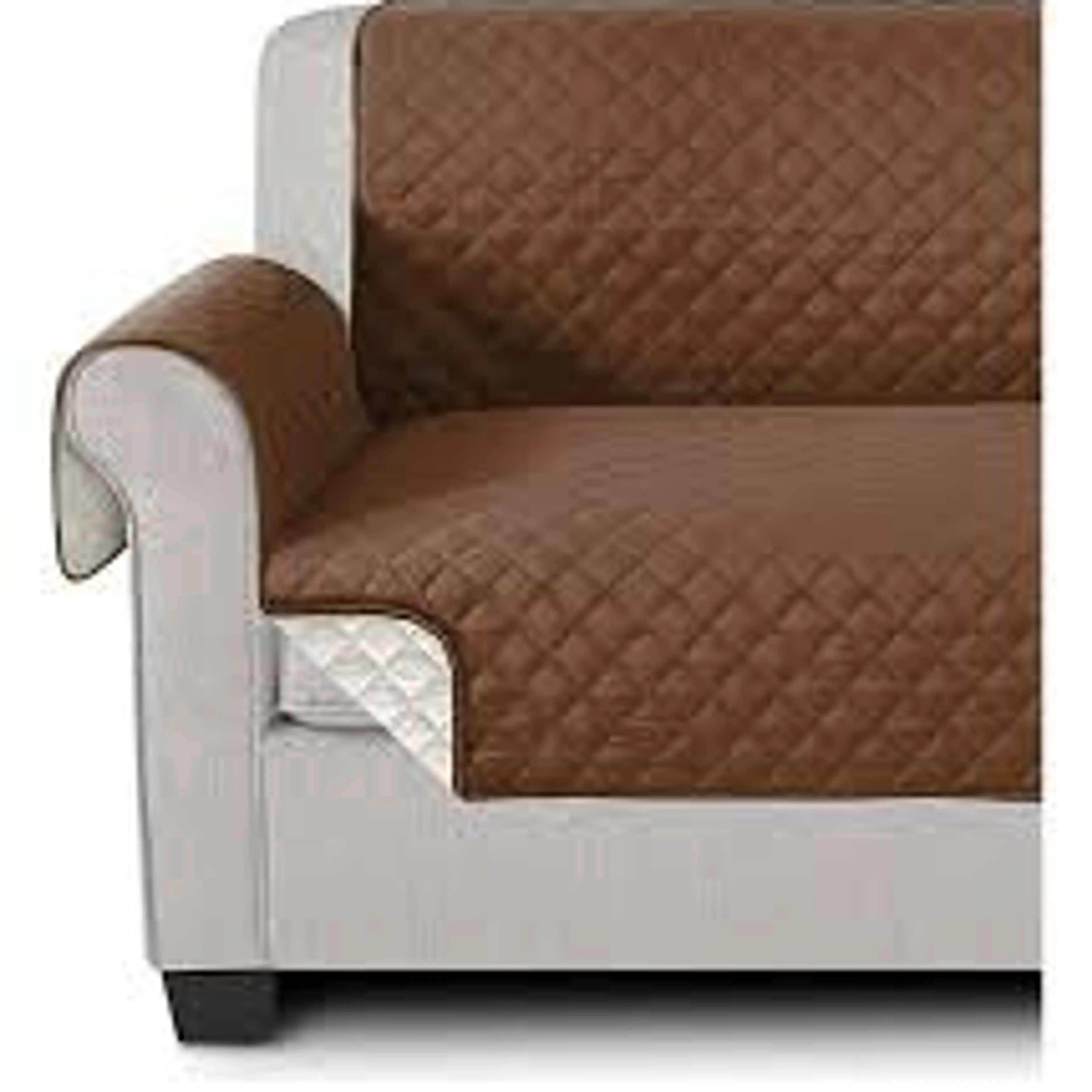 Protector acolchado marrón sobre el asiento y el apoyabrazos de un sillón