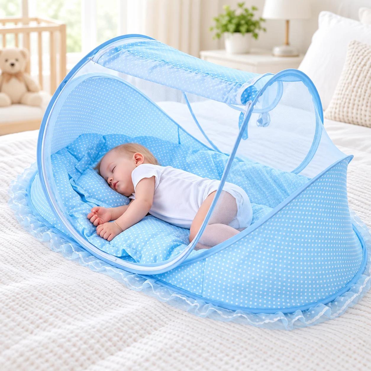 Mosquitero plegable para bebé color azul abierto sobre una cama, con un bebé durmiendo adentro