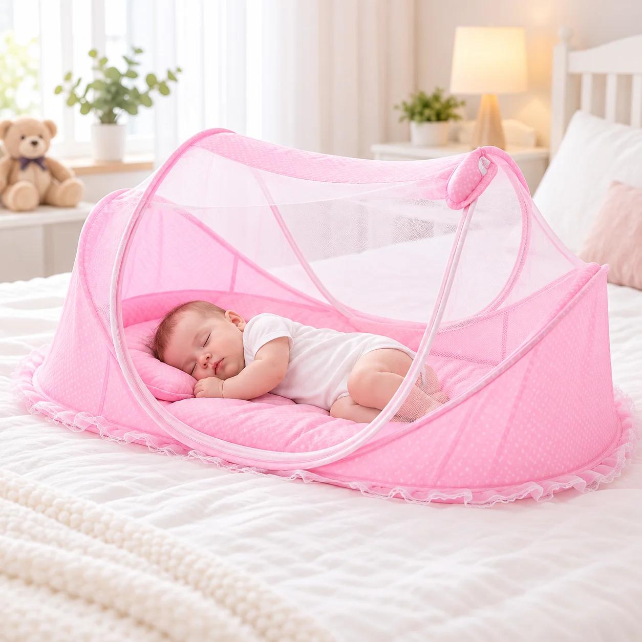 Mosquitero plegable para bebé color rosado abierto sobre una cama, con un bebé durmiendo adentro