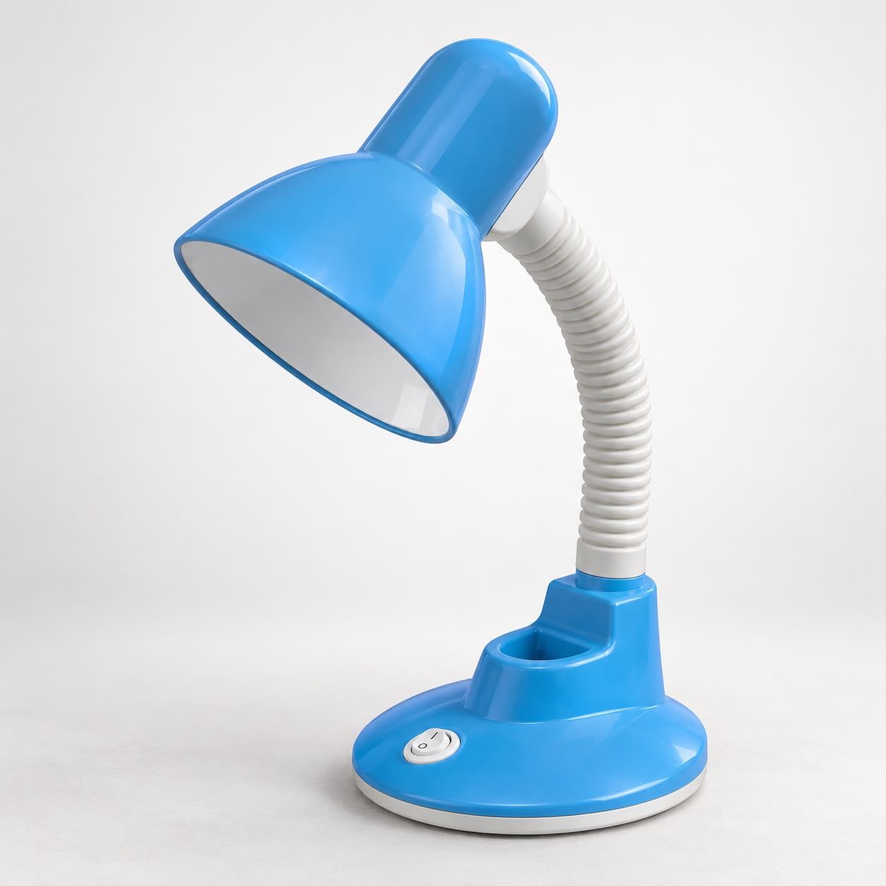 Lámpara de escritorio celeste con cuello flexible blanco, interruptor y portalápices en la base