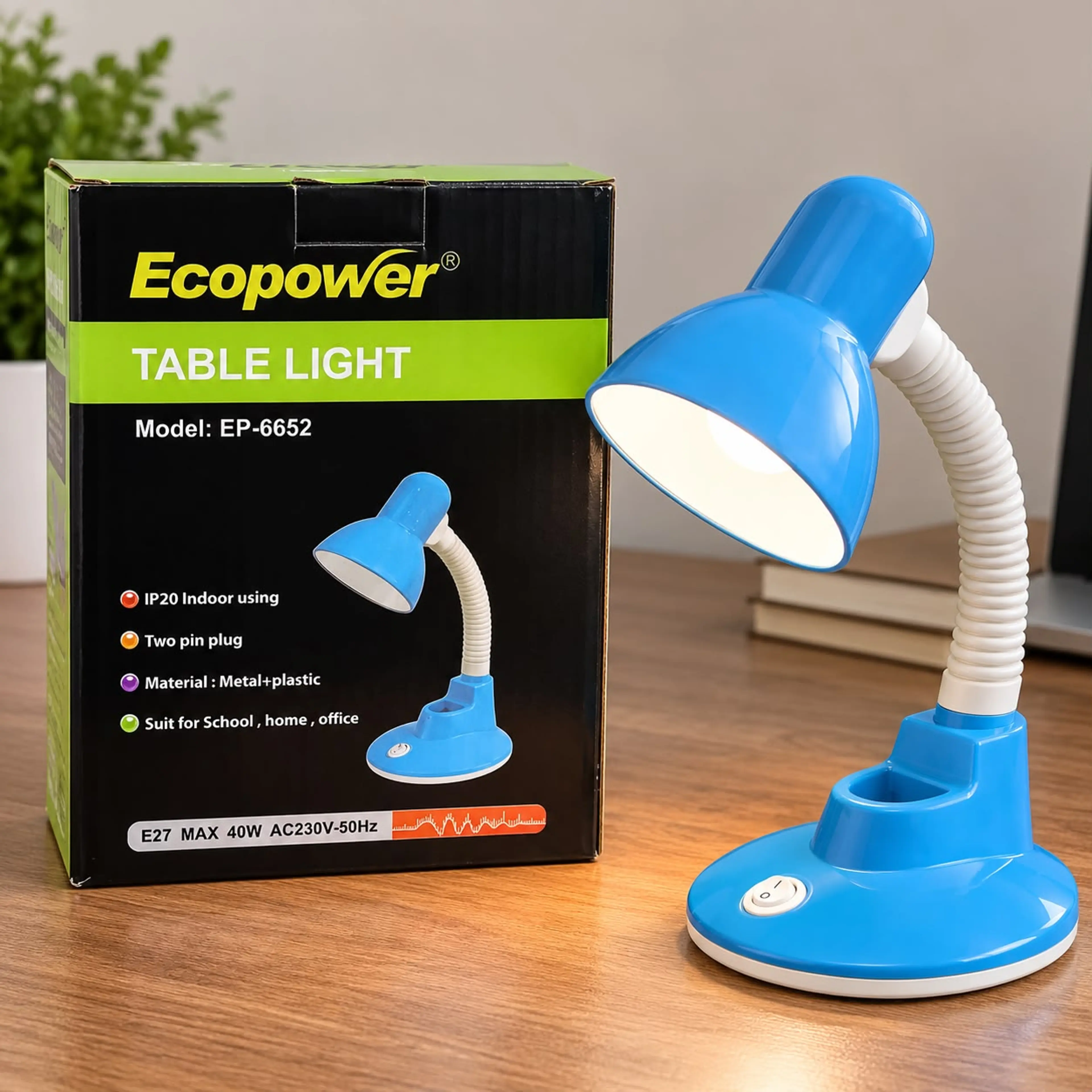 Lámpara de escritorio Ecopower celeste encendida sobre un escritorio, junto a su caja
