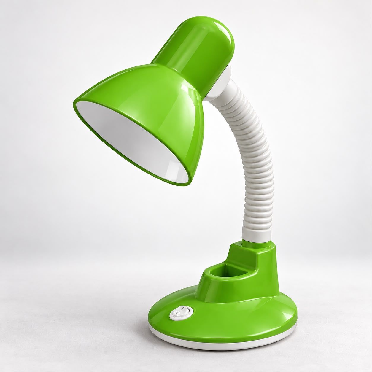 Lámpara de escritorio verde con cuello flexible blanco y portalápices en la base