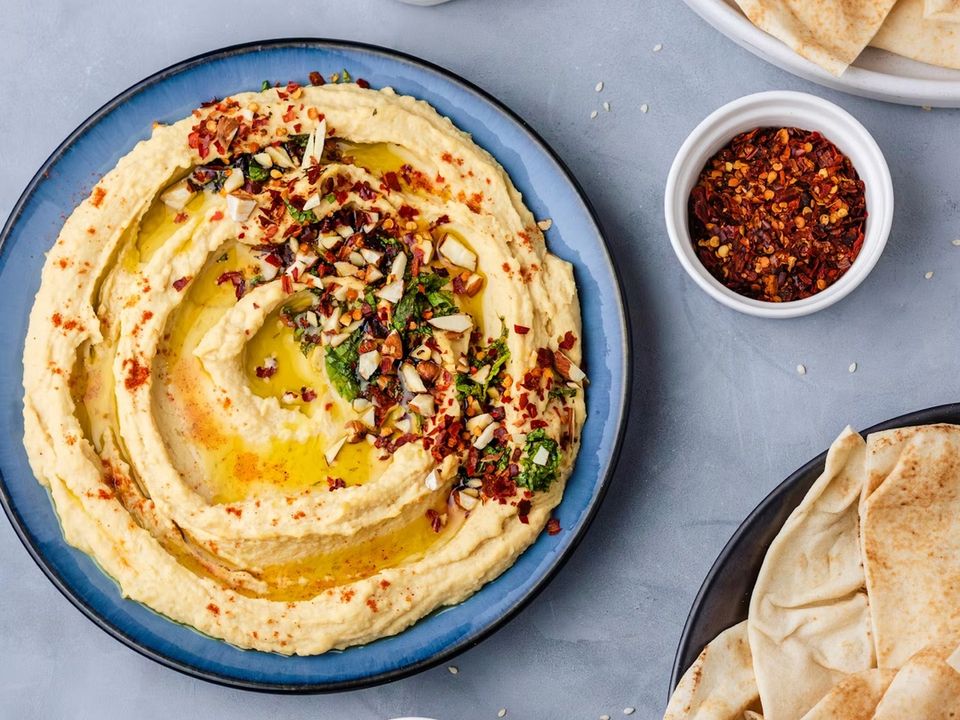 Hummus with olive oil and flatbread