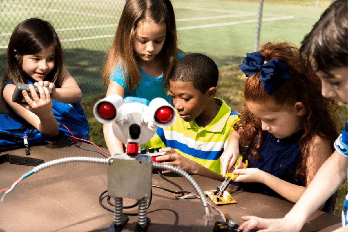 children-learning-robotics-in-school