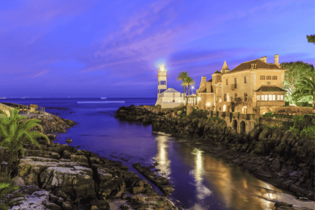 real-estate-in-cascais-at-night