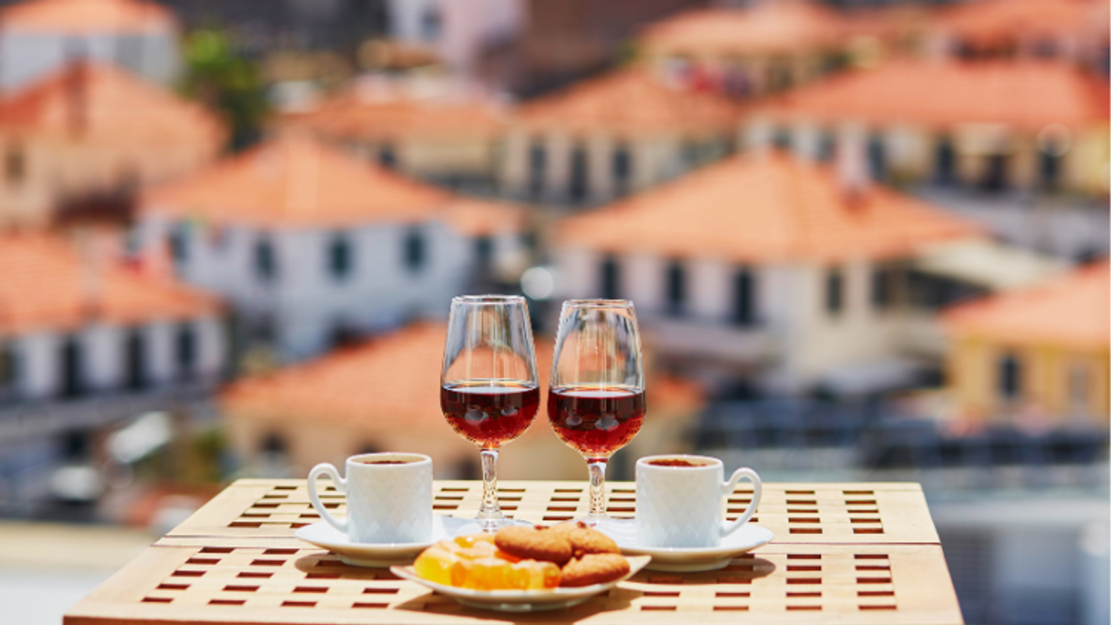 Wine-&-Dine-Exploring-the-Best-Wine-and-Food-Pairings-in-Portugal