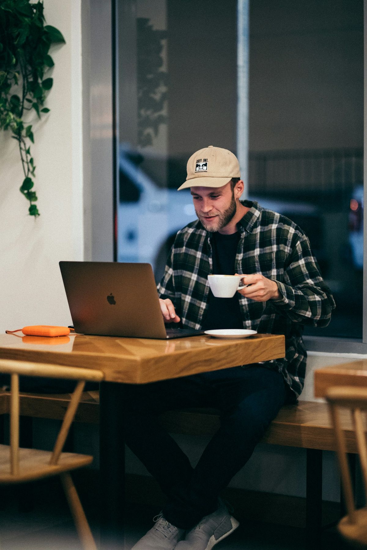Working remotely from a cafe, the kind of income the Digital Nomad Visa is designed around