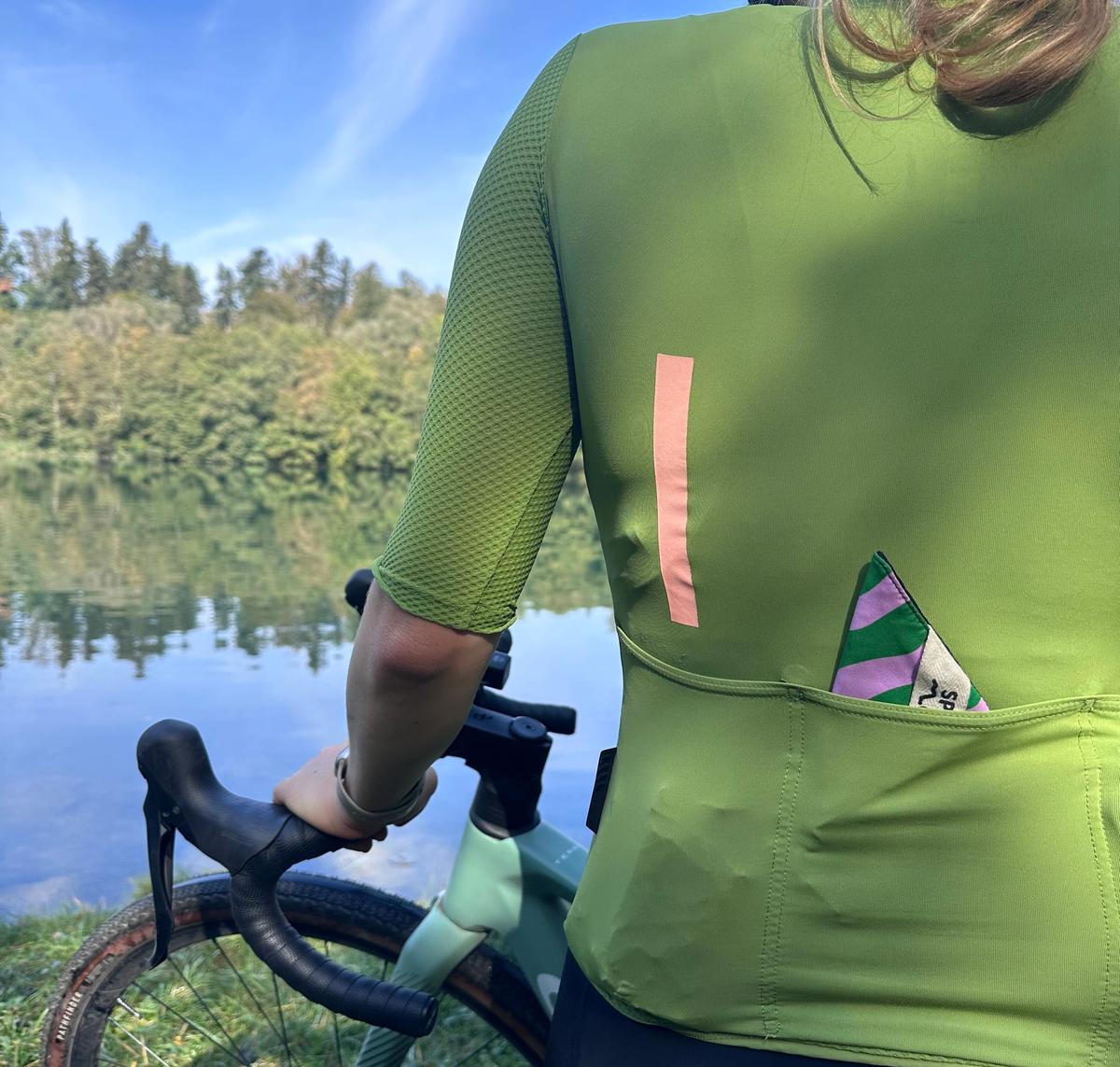 Mini in einem Velotrikot