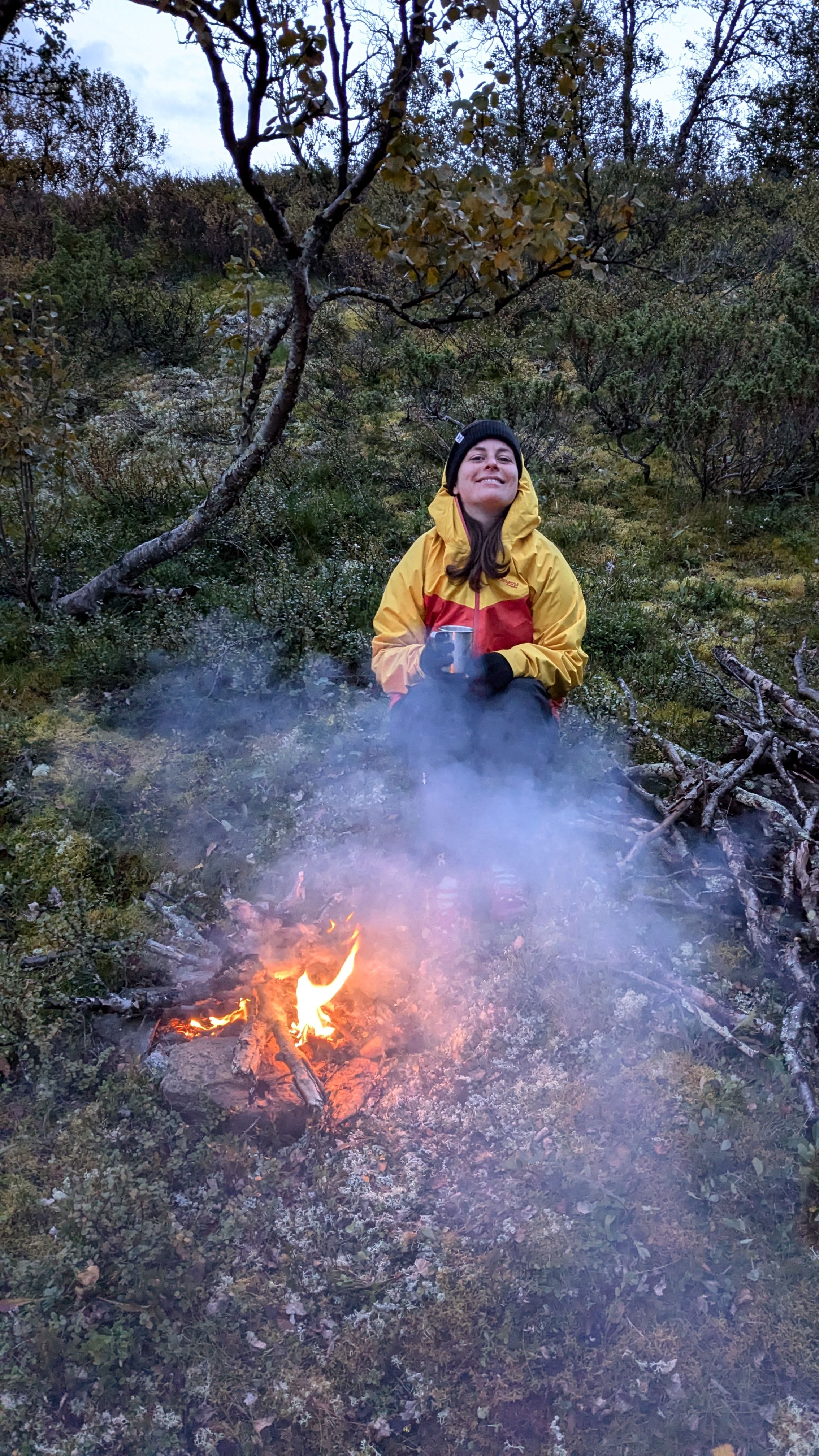 Janina an einem Feuer