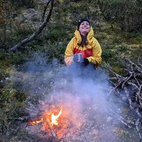 Janina an einem Feuer