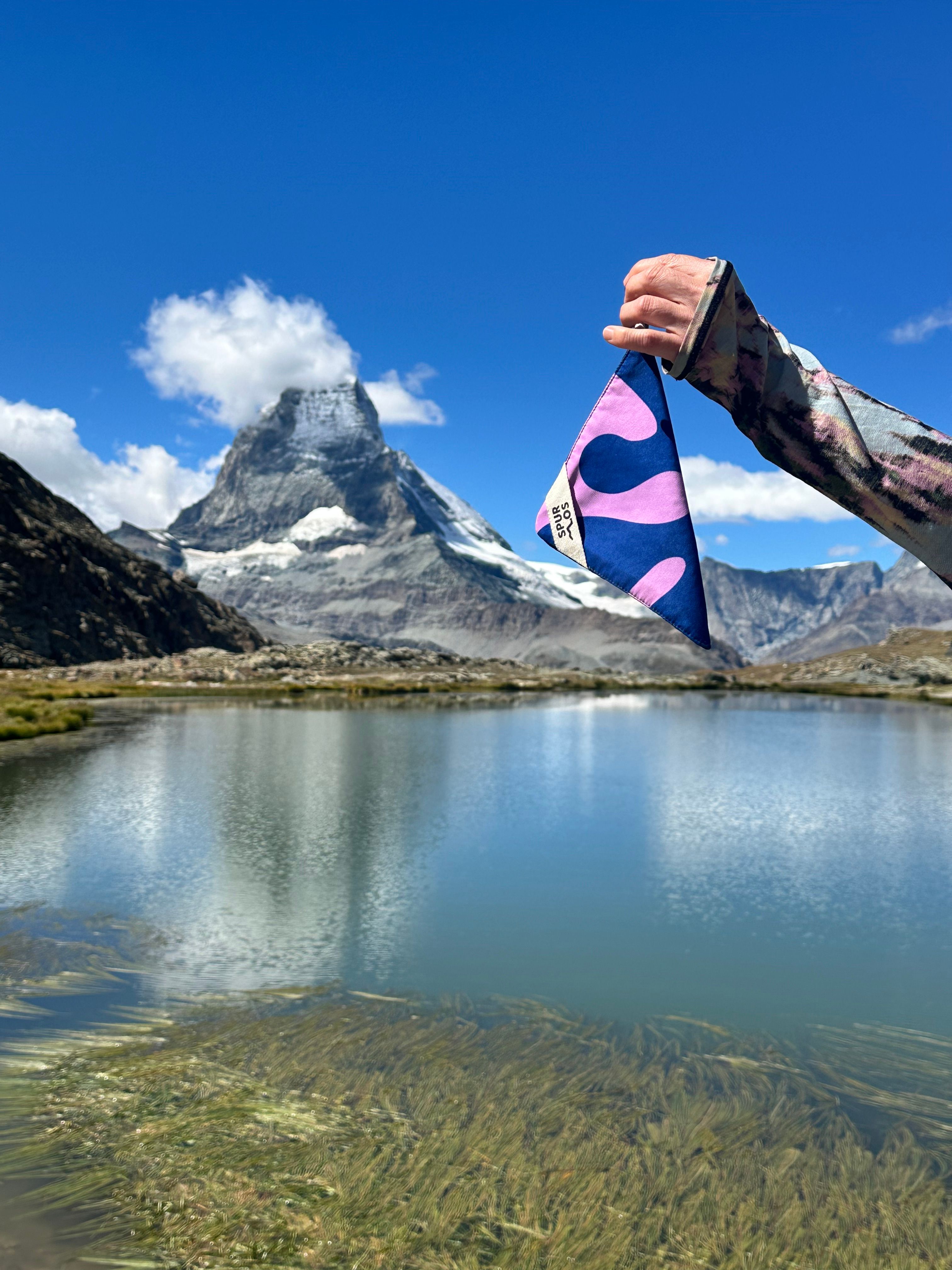 Miramar hochgehalten vor dem Matterhorn
