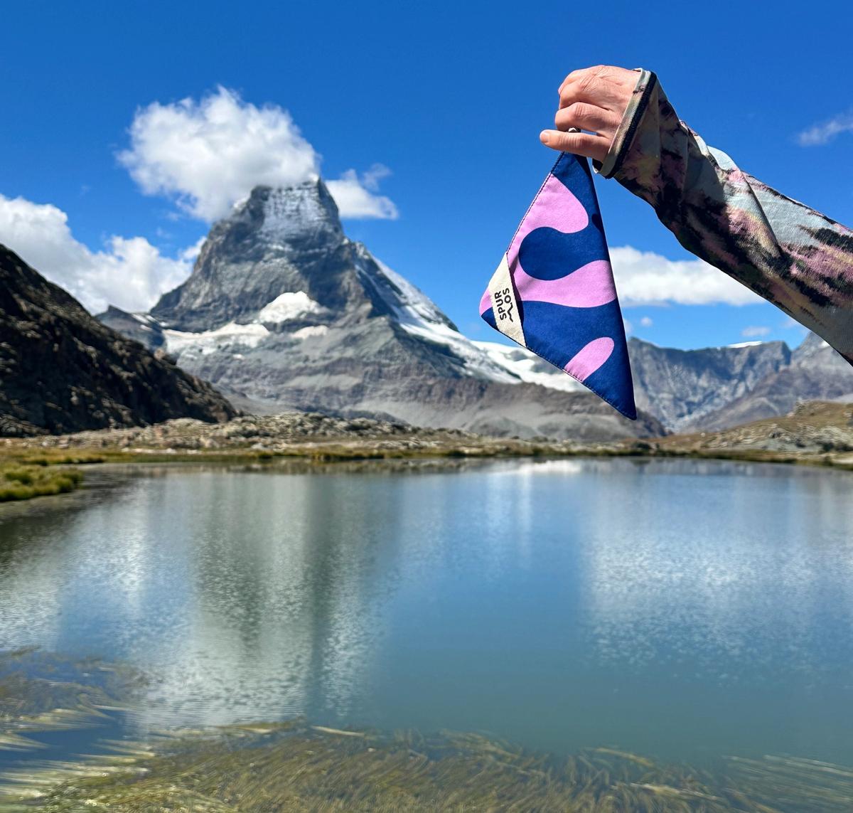 Miramar hochgehalten vor dem Matterhorn