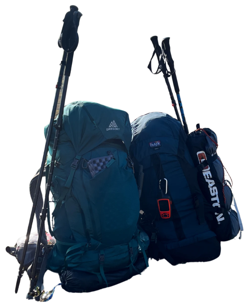 Zwei Trekkingrucksäcke mit Wanderstöcken