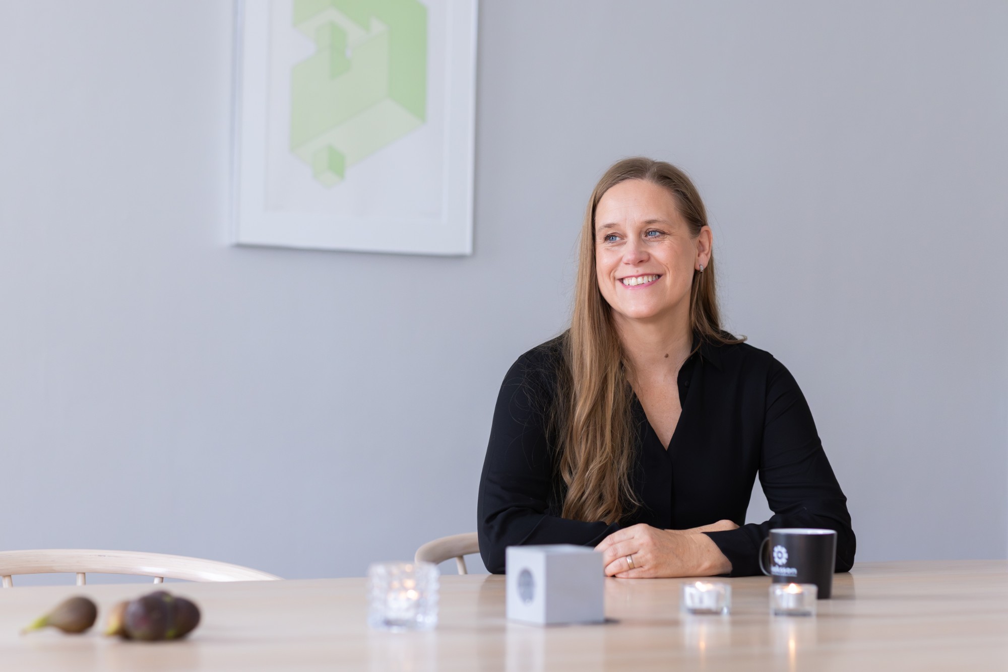 Leende konsult från Isaksson Rekrytering & Bemanning sitter vid ett bord i ett ljust kontor