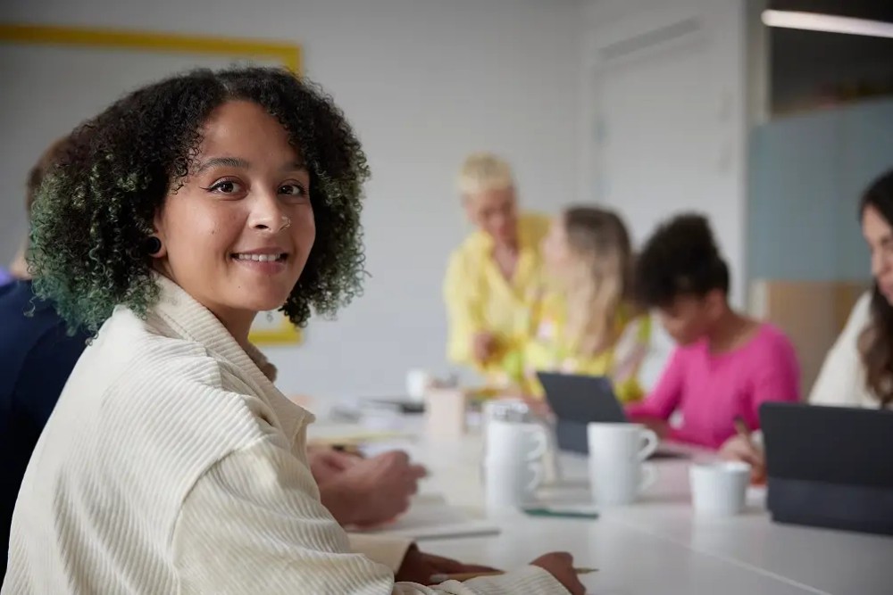 Flera medarbetare genomför en digital onboarding