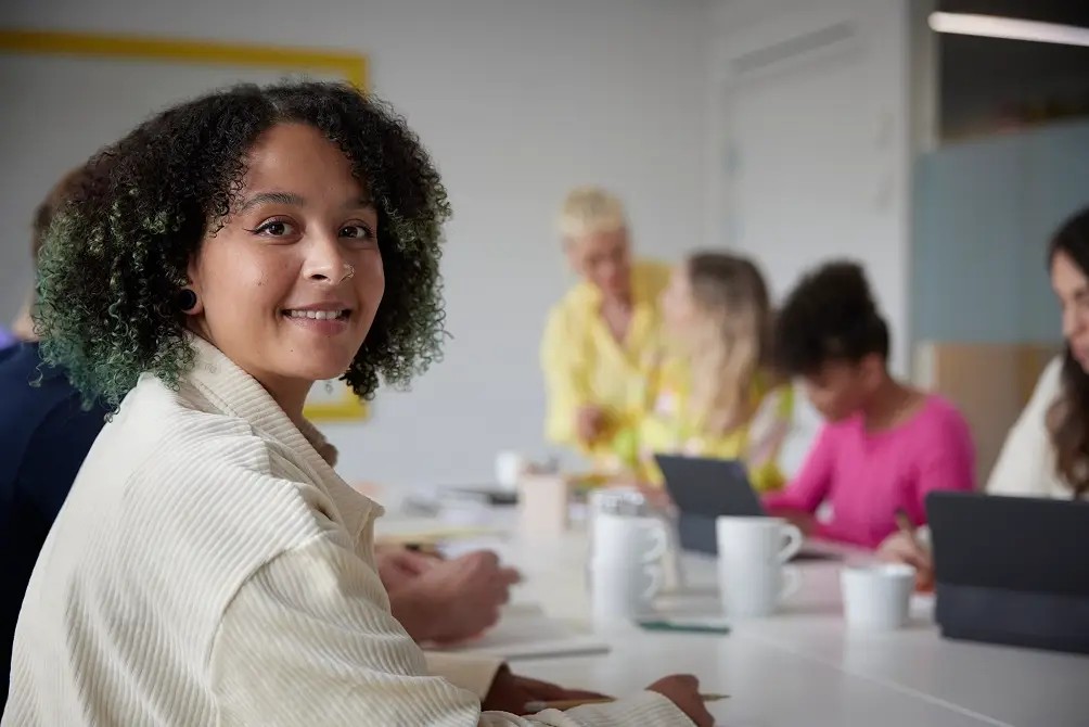Flera medarbetare genomför en digital onboarding