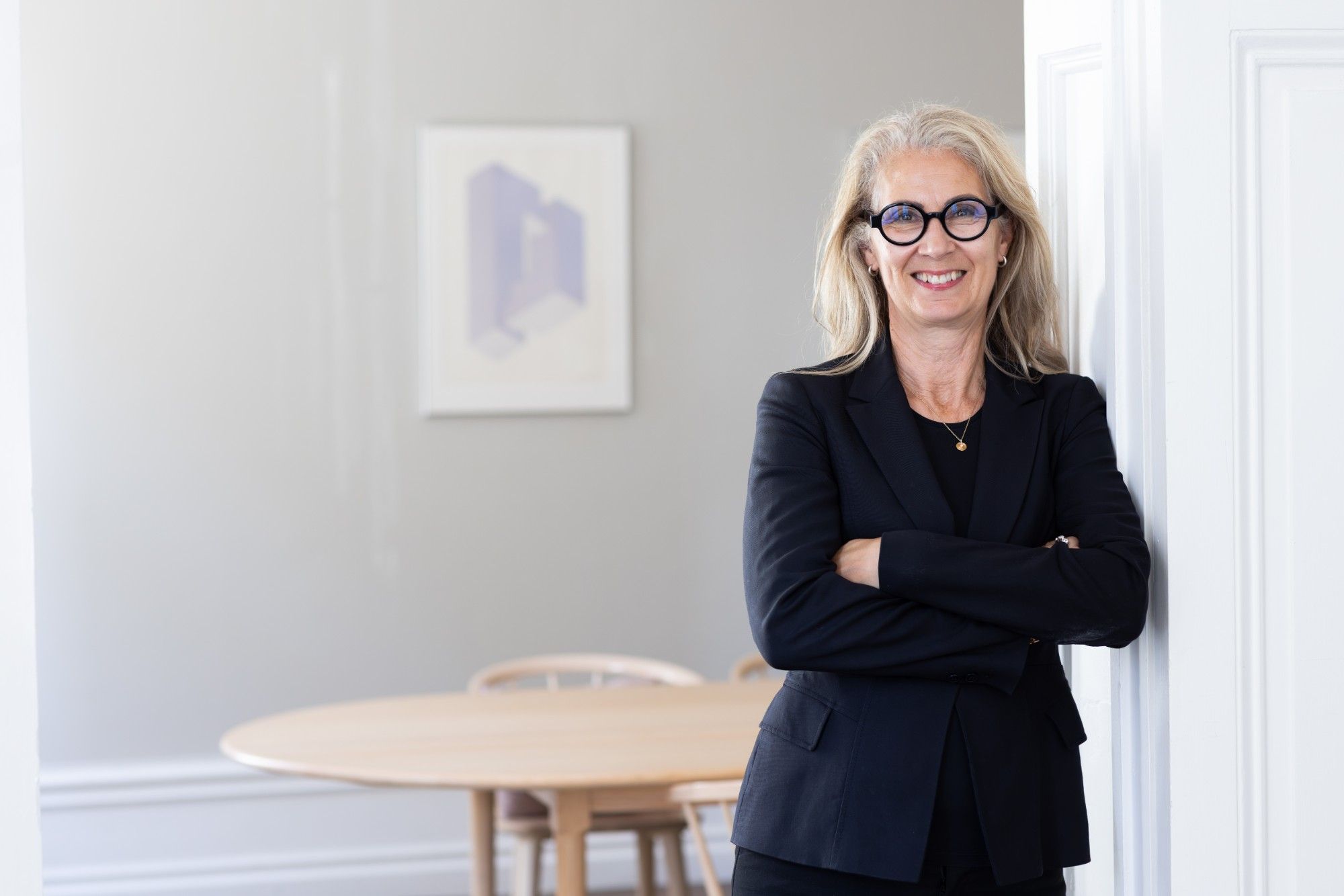Ira Isaksson, grundare, i samtal vid ett bord