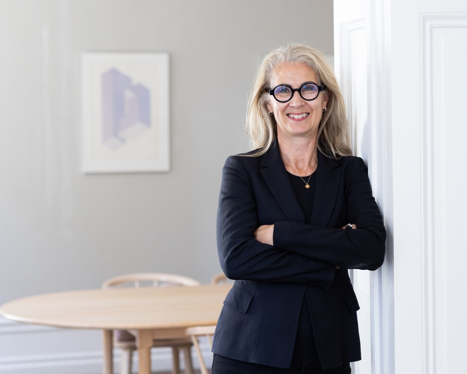 Ira Isaksson, grundare, i samtal vid ett bord