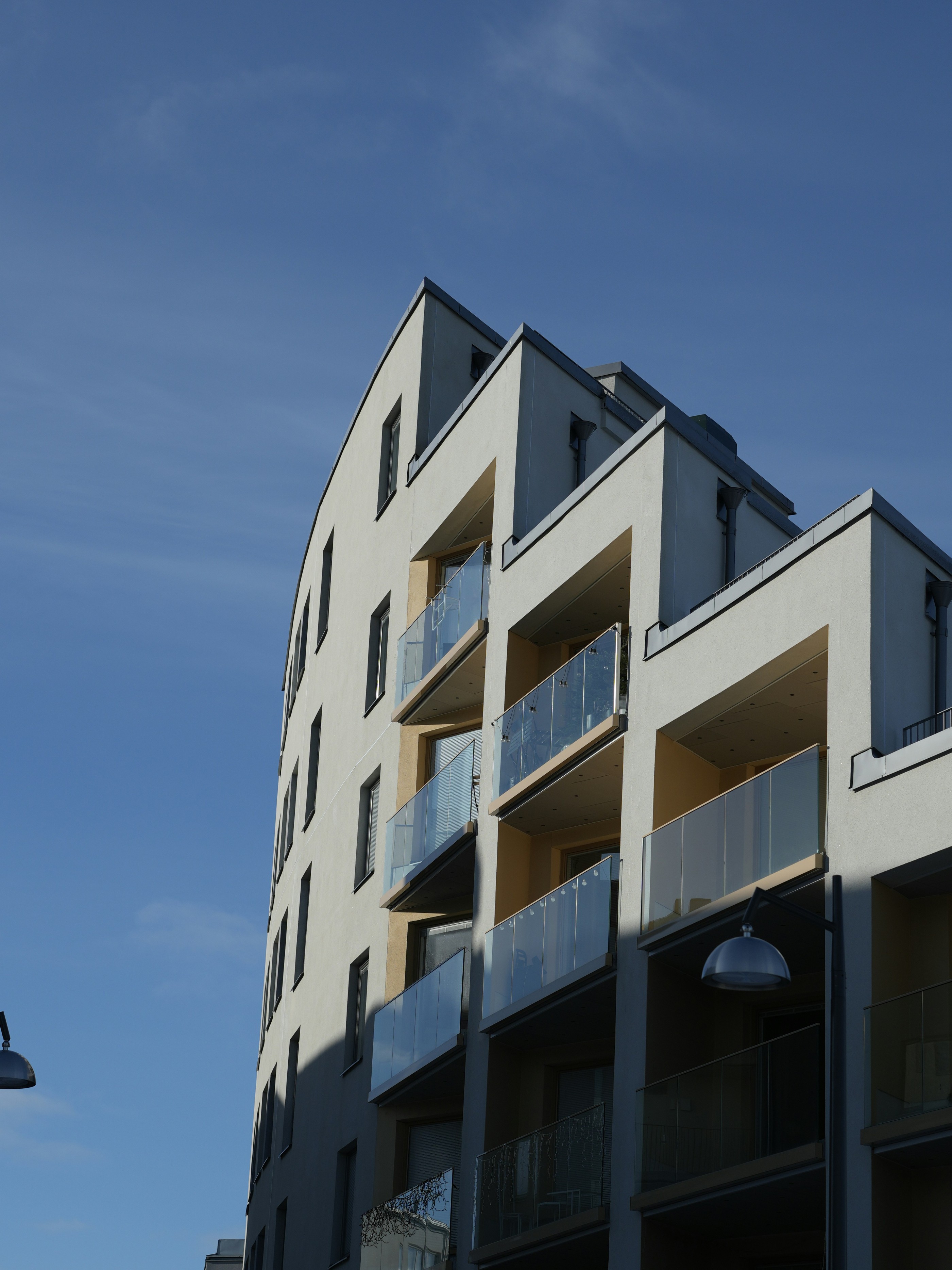 Fastighetsbyggnad mot en blå himmel