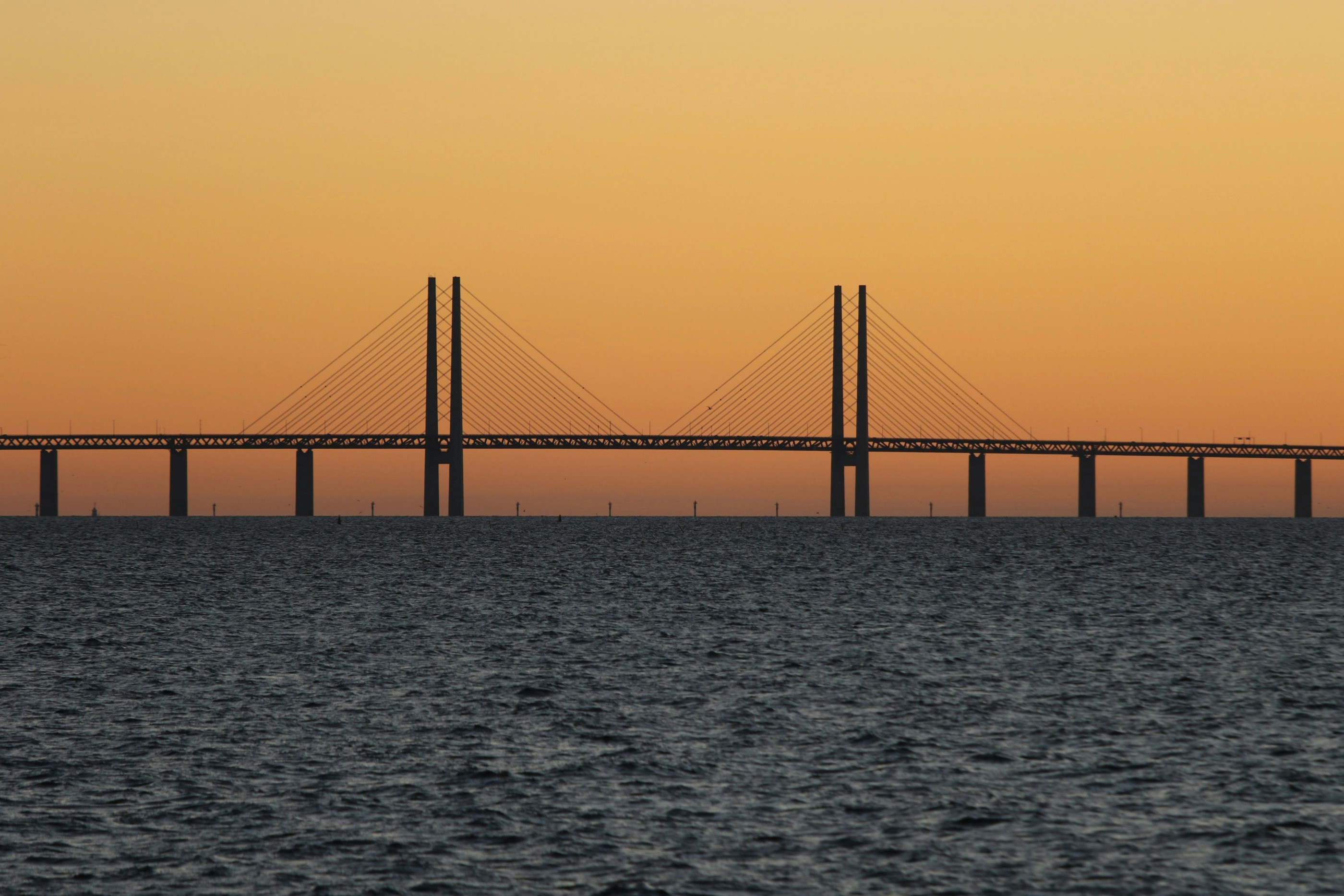 Öresundsbron i solnedgång över vatten