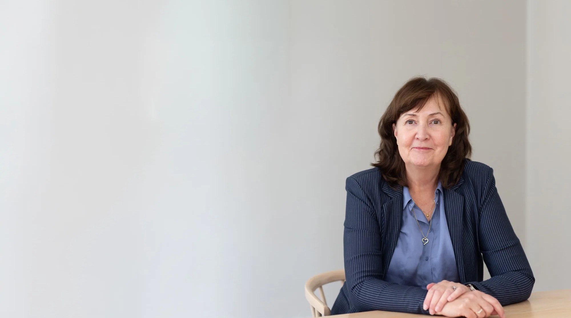 Leende rekryteringskonsult i svart kavaj