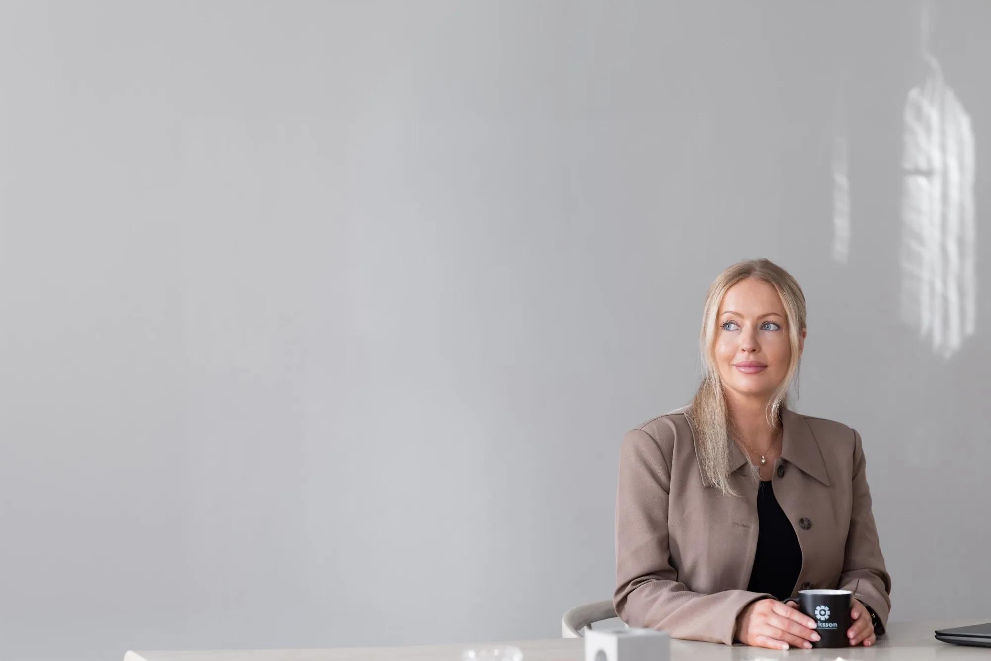 Leende rekryteringskonsult i beige kavaj