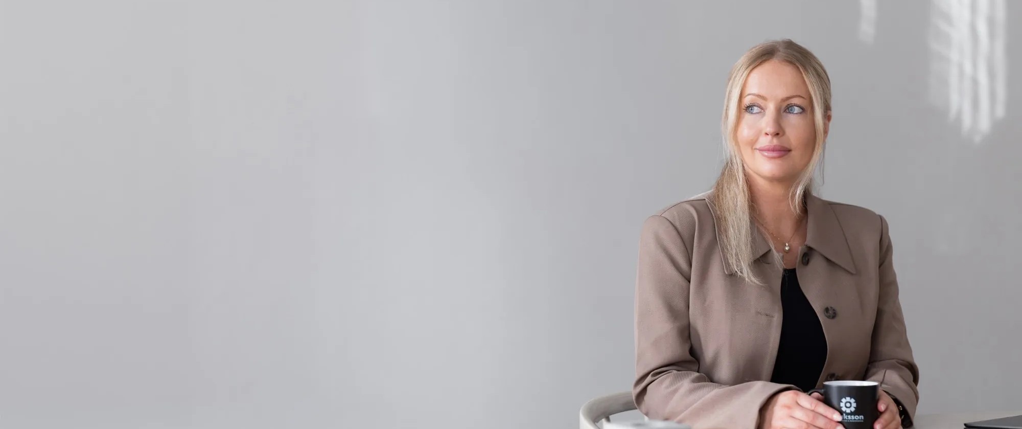 Rekryteringskonsult från Isaksson Rekrytering & Bemanning vid ett mötesbord på kontoret