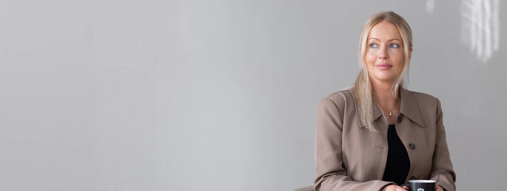 Leende rekryteringskonsult i beige kavaj
