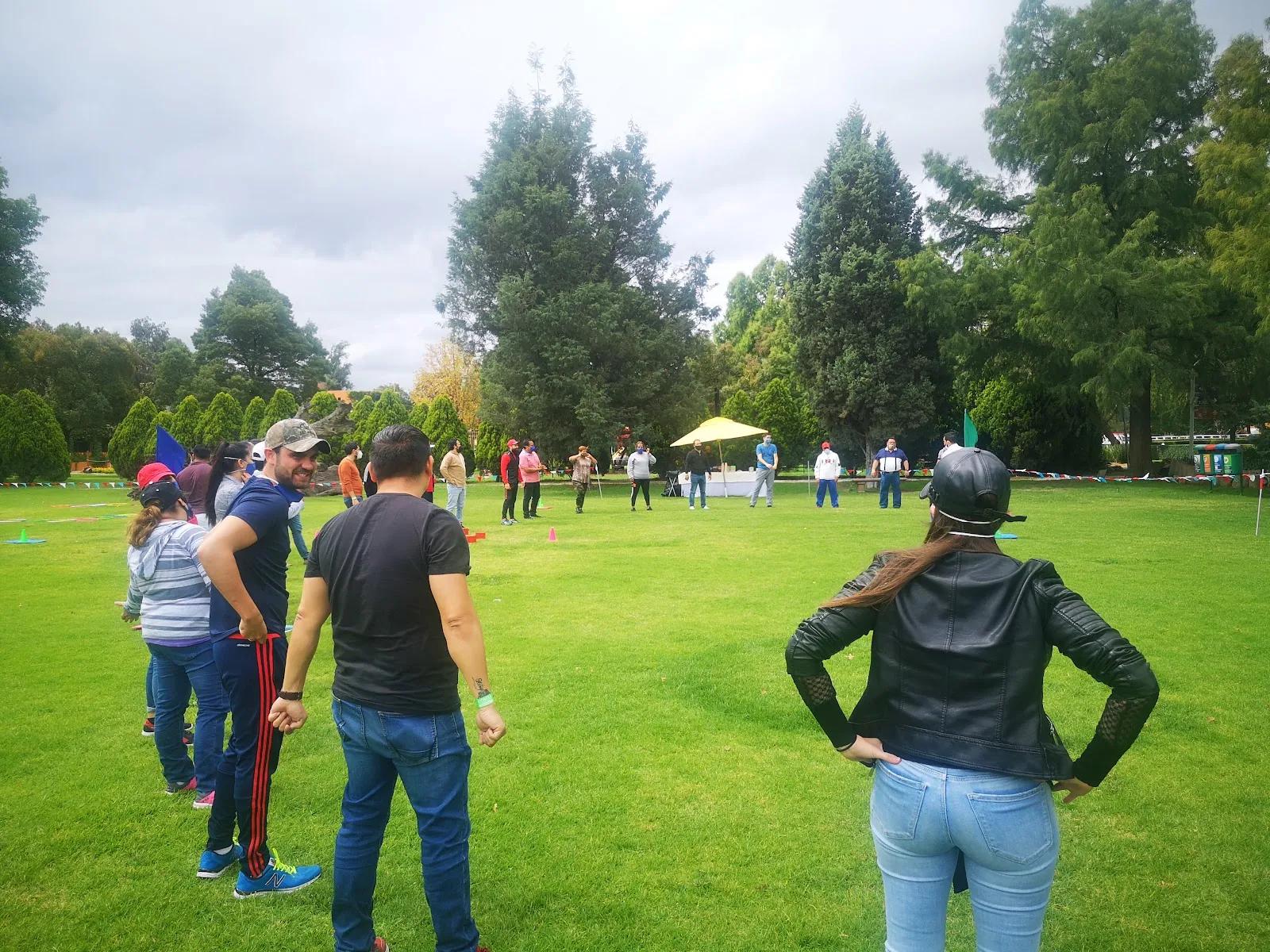 Jardín con montaje de carpas para un evento empresarial