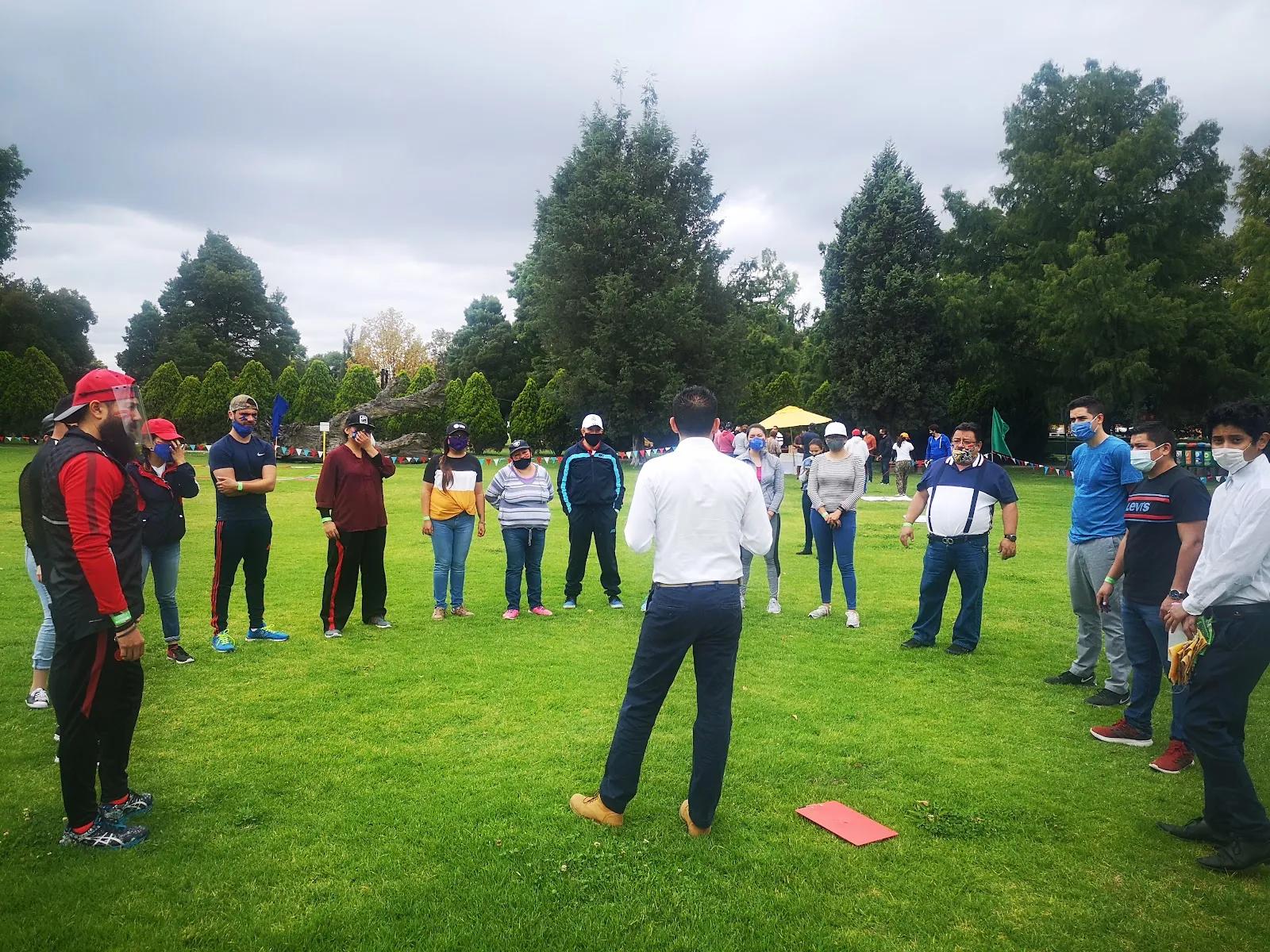 Grupo corporativo en un jardín amplio de Xochitla