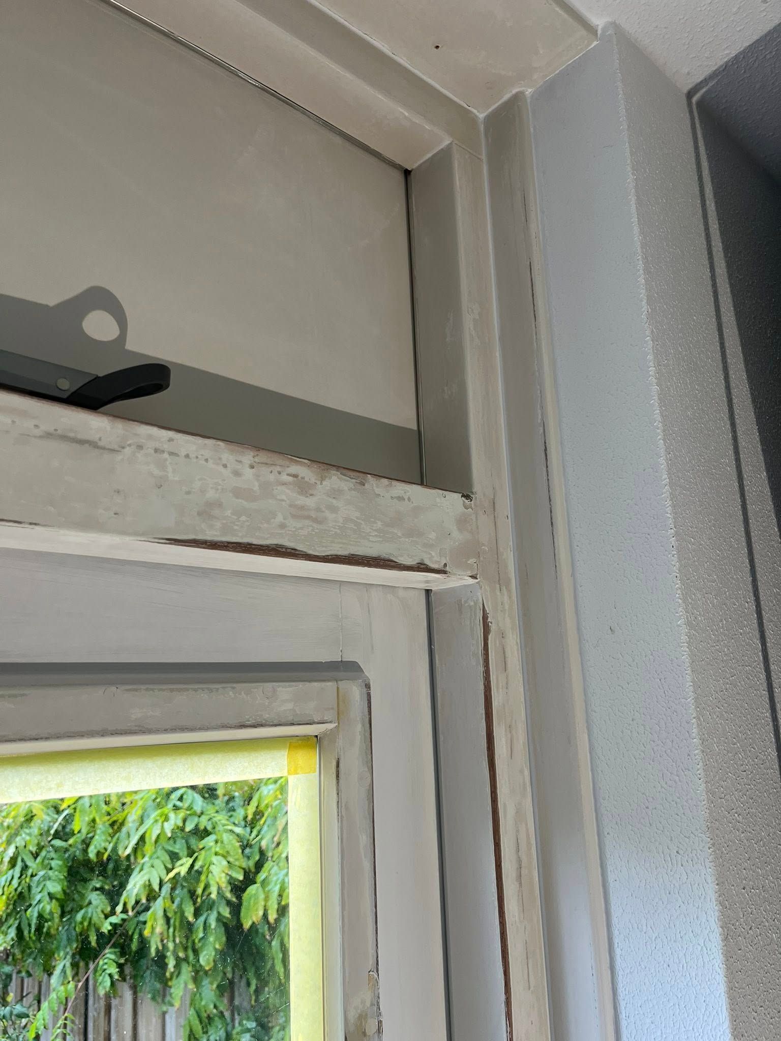 Twee trappen en kozijnen weer strak in de verf