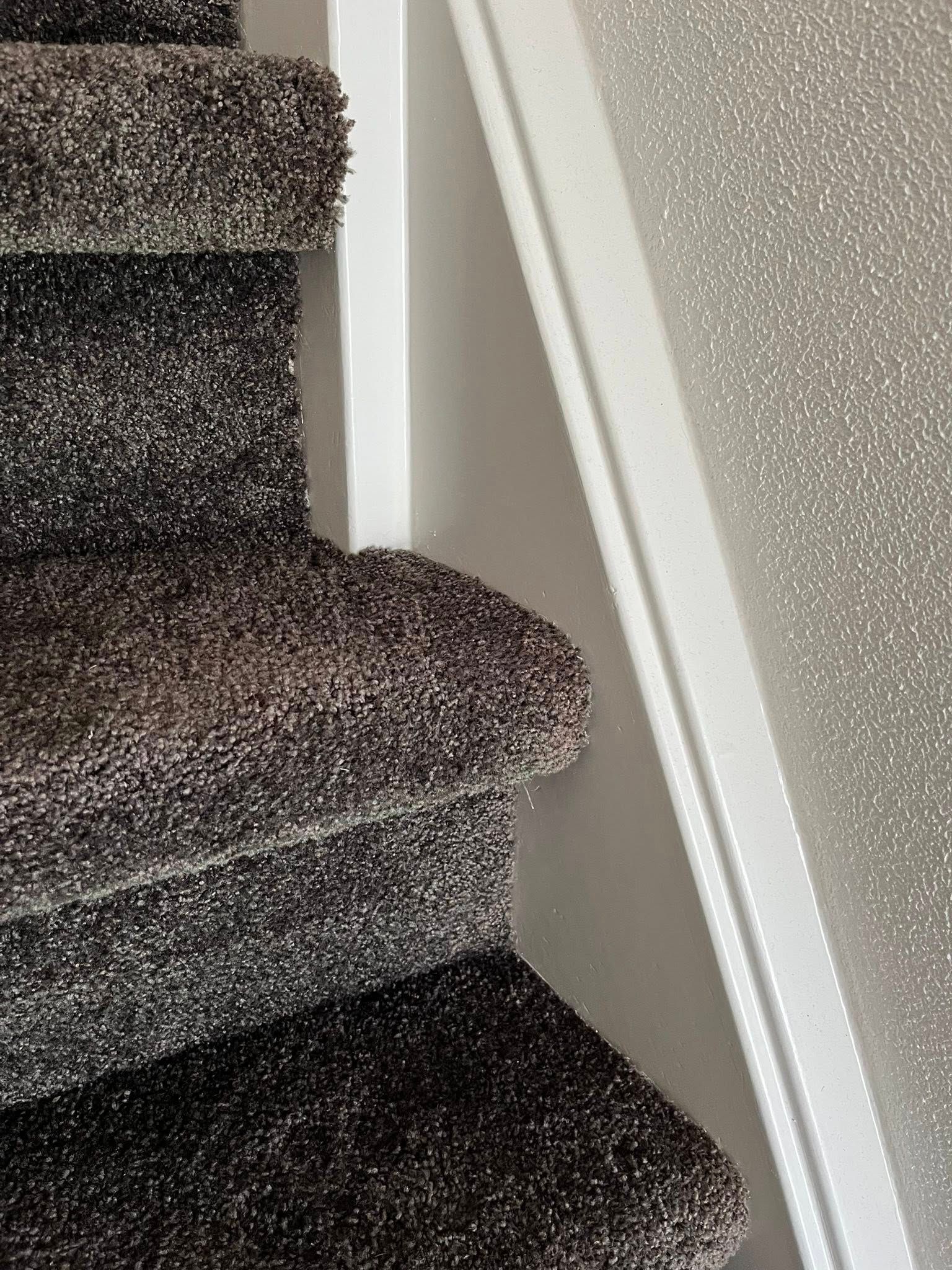 Twee trappen en kozijnen weer strak in de verf