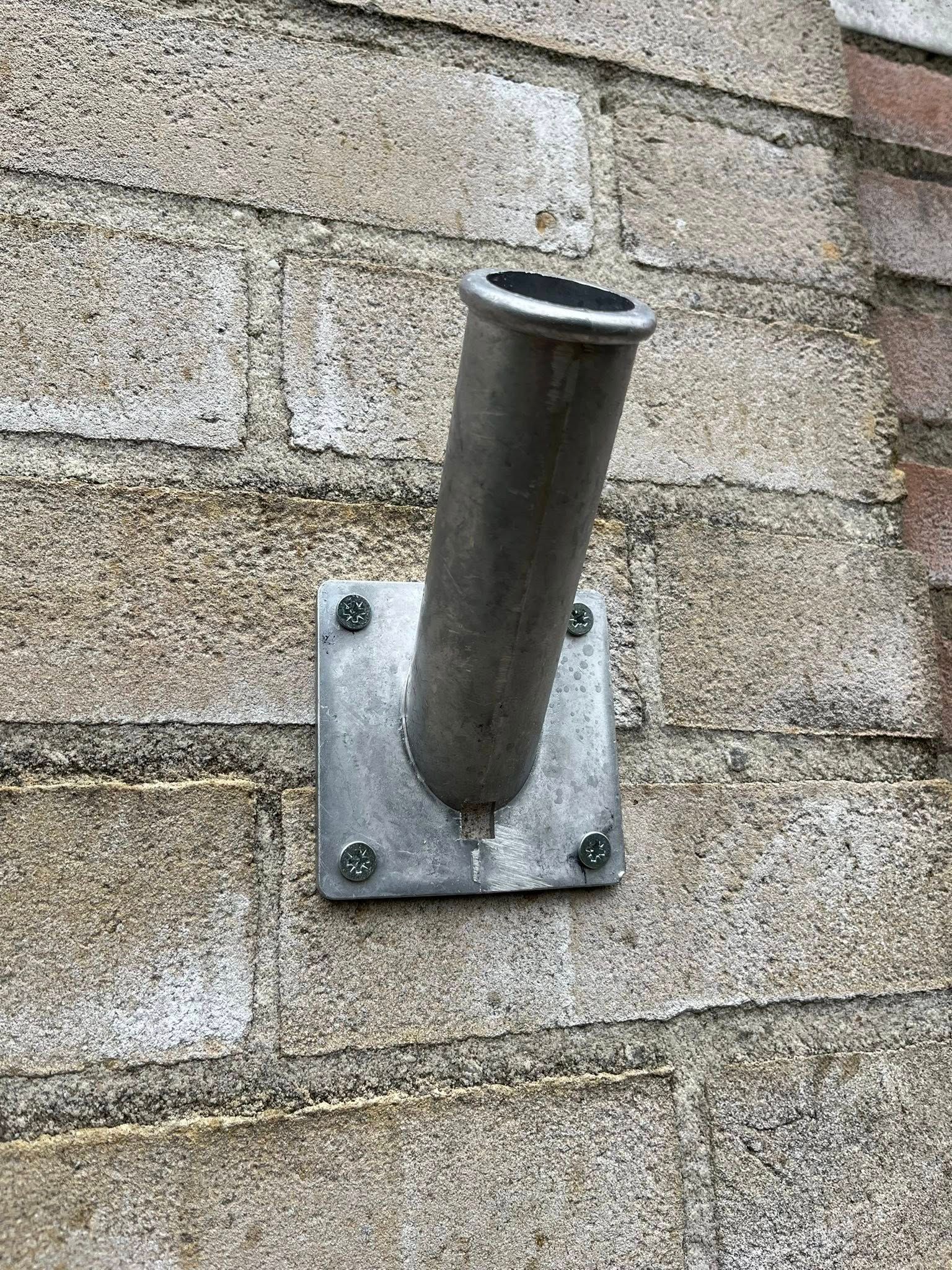 Sigarettentegel geplaatst en vlaggenhouder gemonteerd