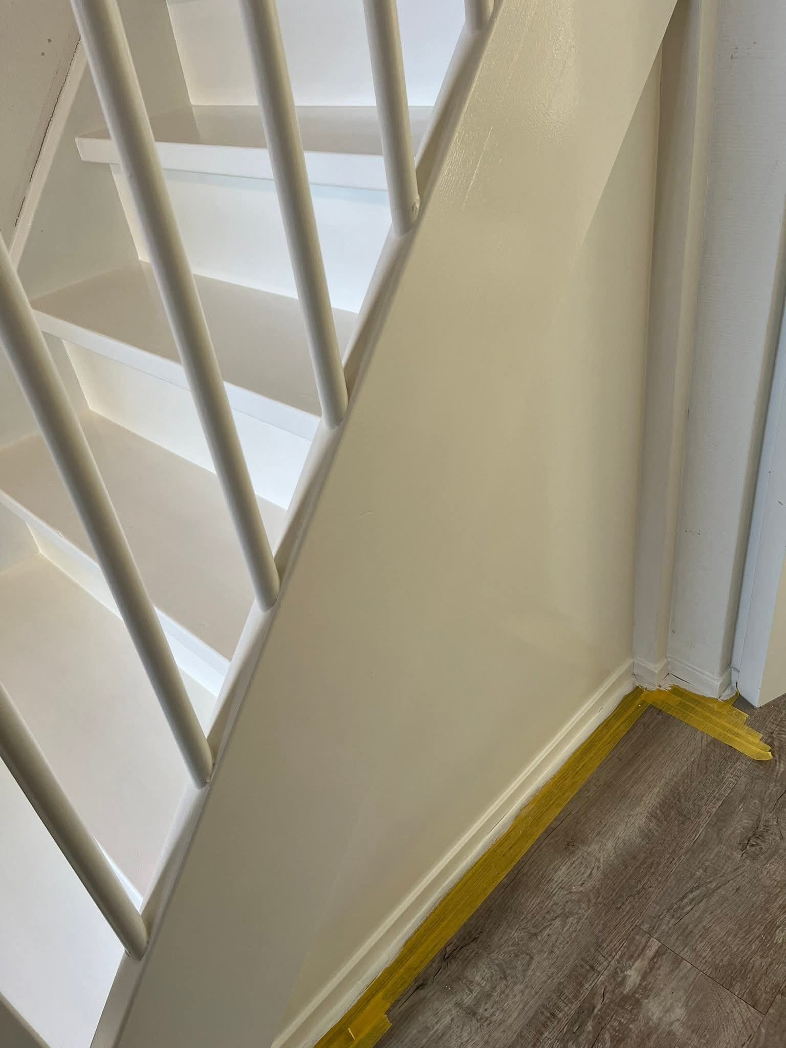 Trap schilderen en halve manen geplaatst