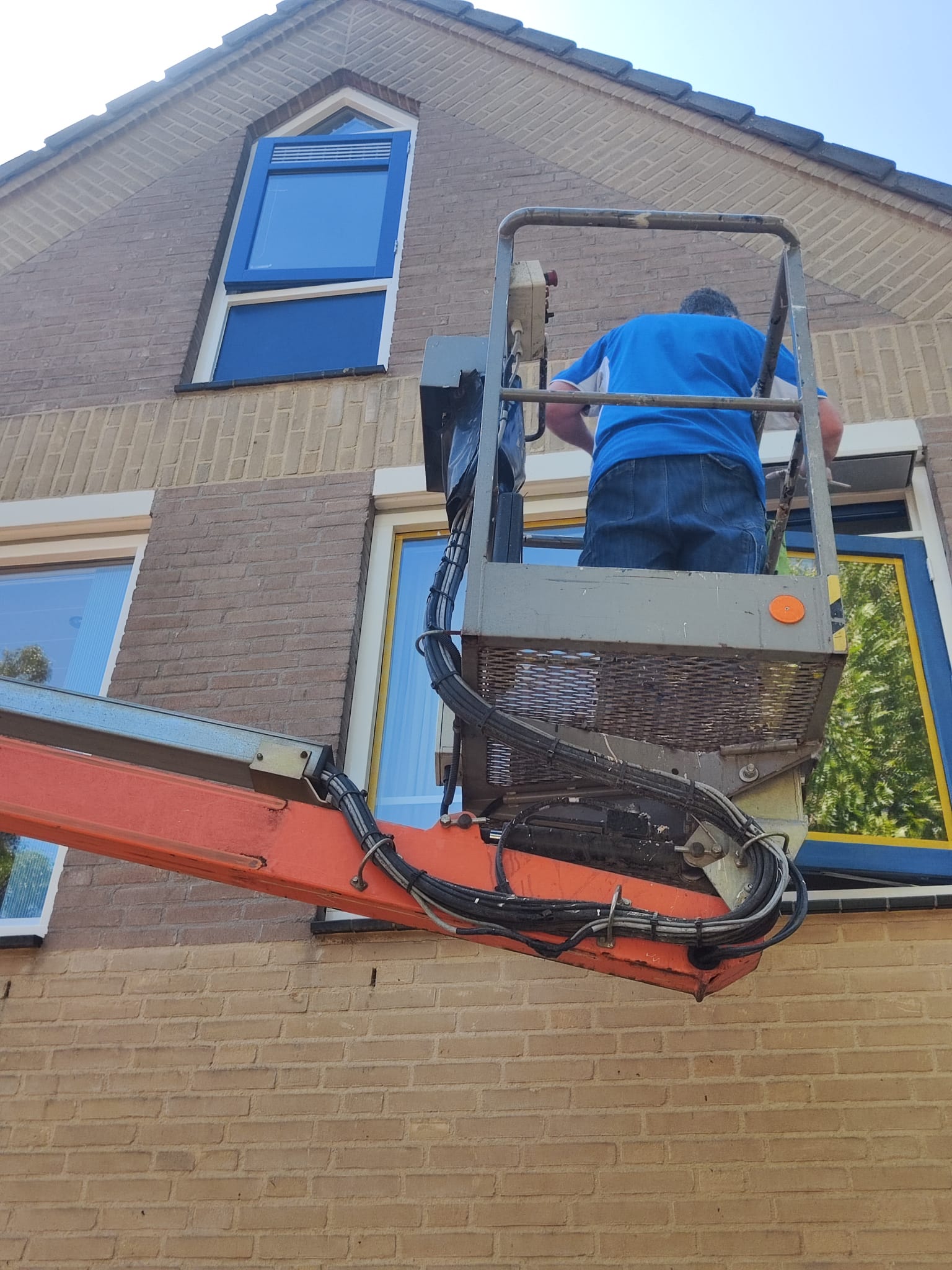 Onderhoud en schilderwerk van kozijnen met openslaande ramen